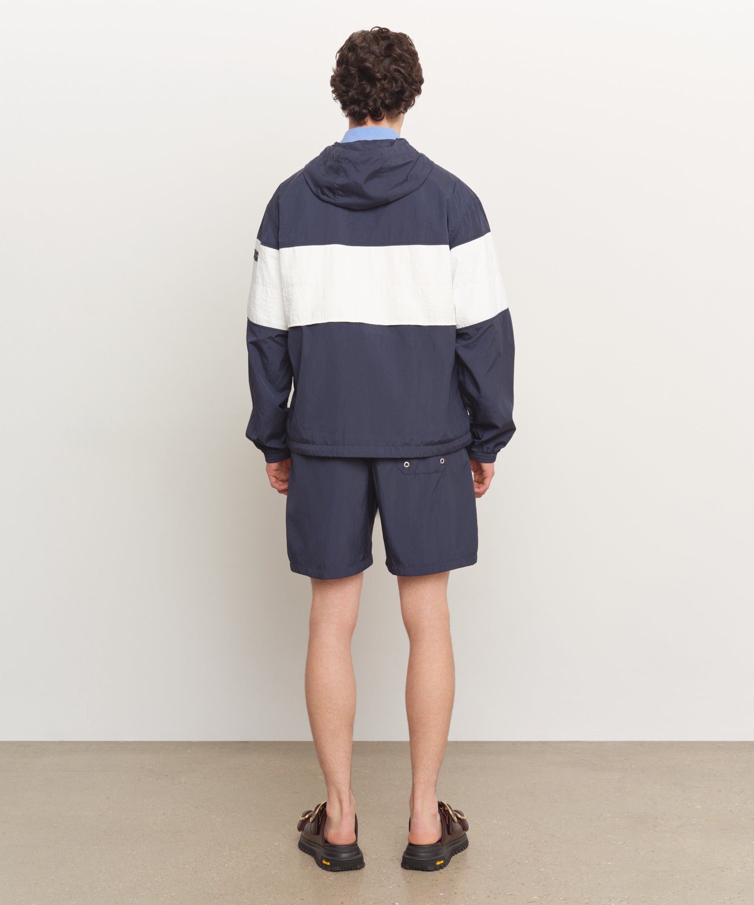 Il modello è alto 185 cm e indossa una taglia 3 in NAVY.