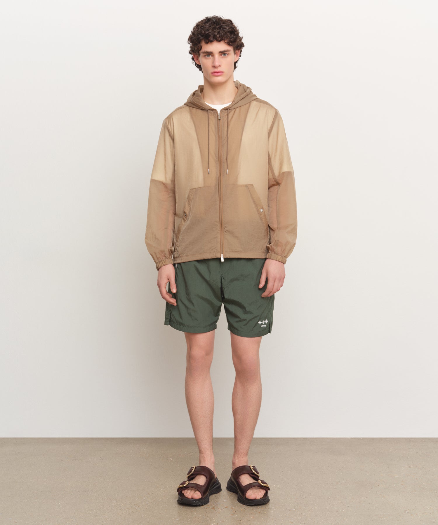 Il modello è alto 185 cm e indossa una taglia 3 in BEIGE.