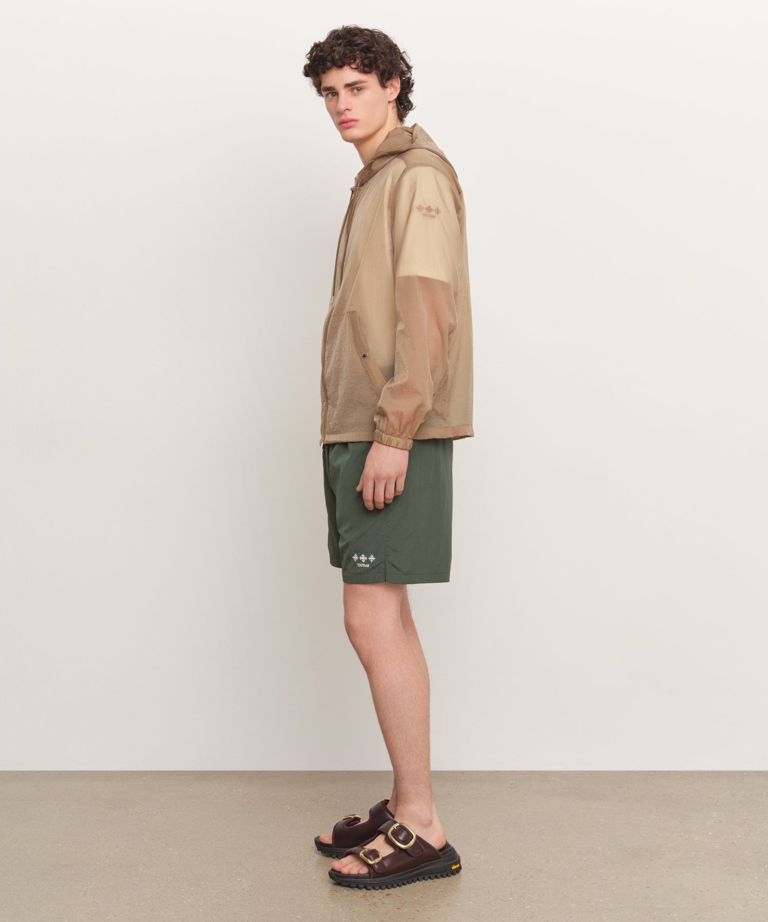 Il modello è alto 185 cm e indossa una taglia 3 in BEIGE.