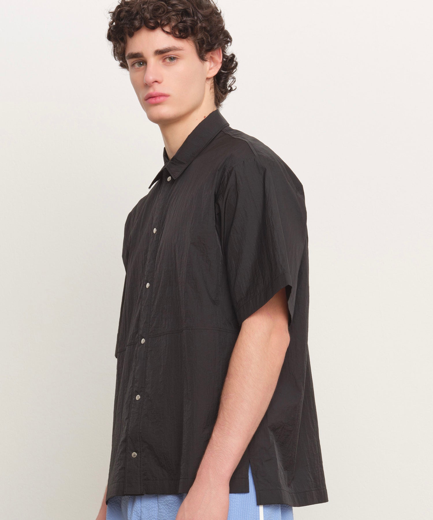 Il modello è alto 185 cm e indossa una taglia 3 in NERO.