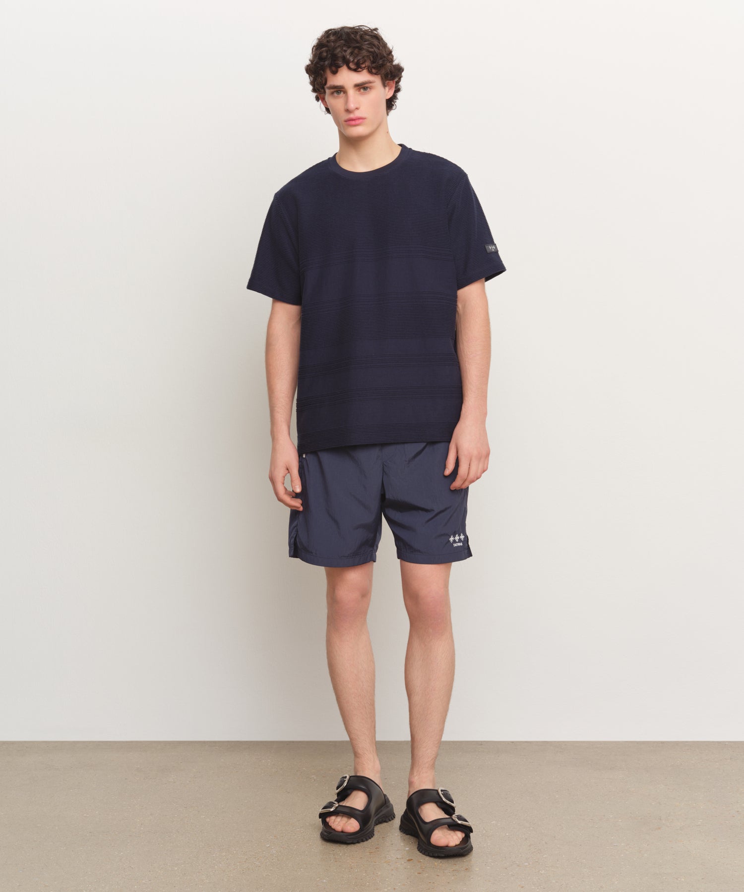 Il modello è alto 185 cm e indossa una taglia 3 in NAVY.