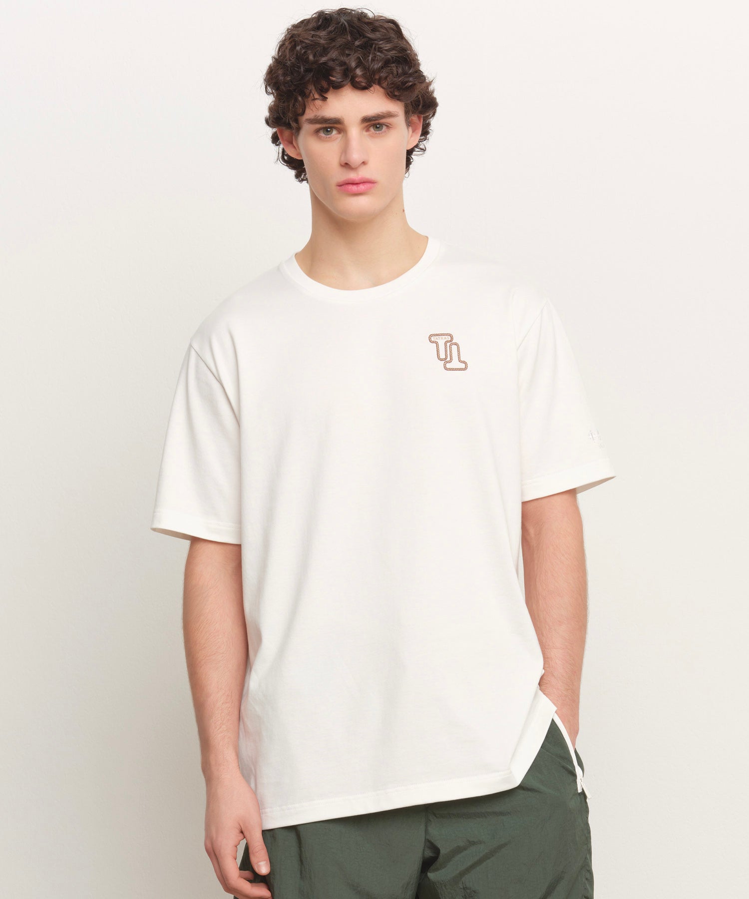Il modello è alto 185 cm e indossa una taglia 3 in BIANCO.