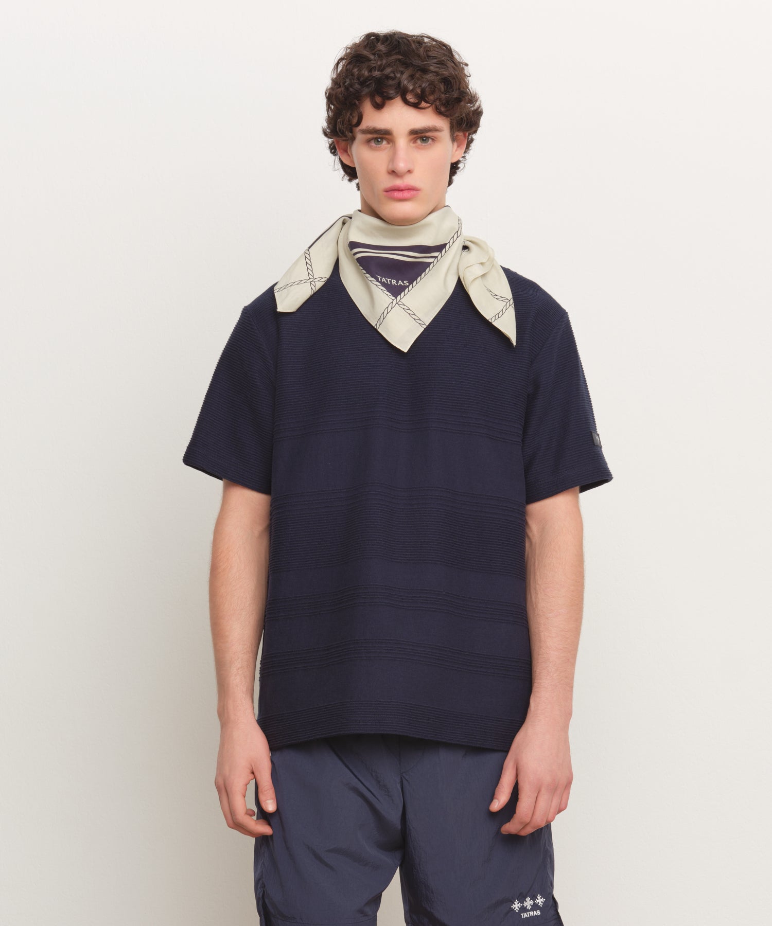 Il modello è alto 185 cm e indossa una taglia unica in ALTRO.