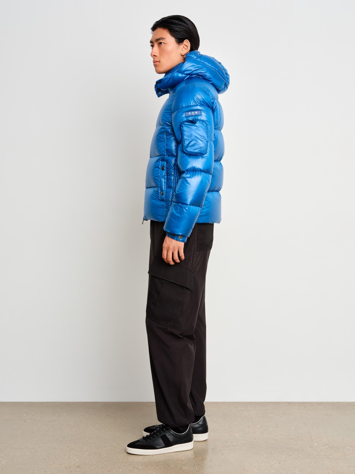 The model is 187 cm tall and is wearing a size 3 in Blue.