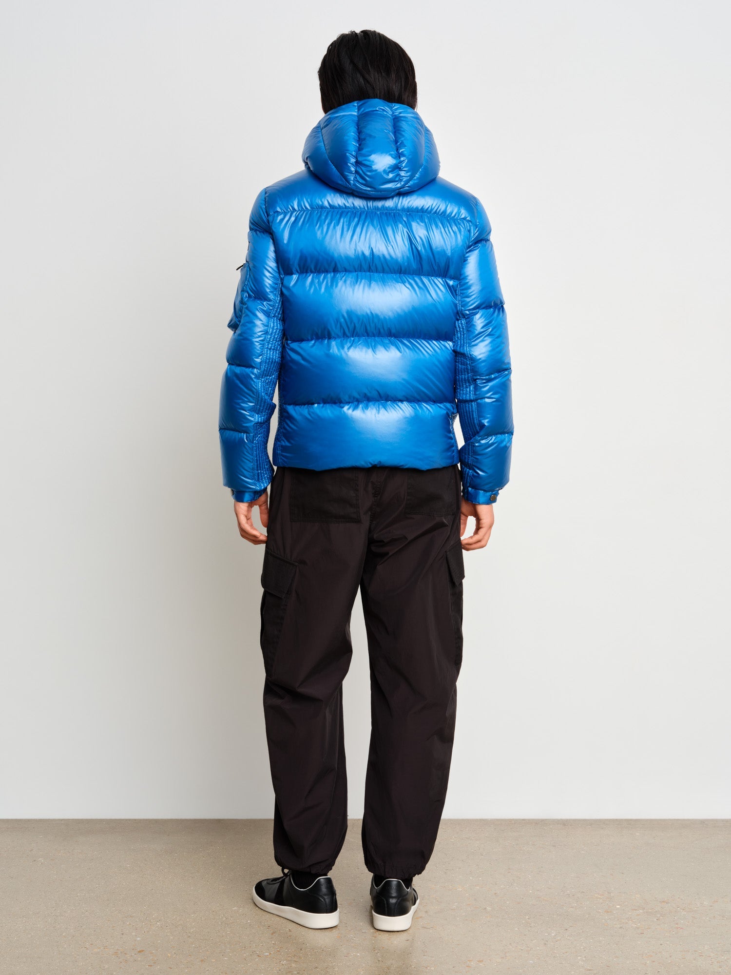 The model is 187 cm tall and is wearing a size 3 in Blue.