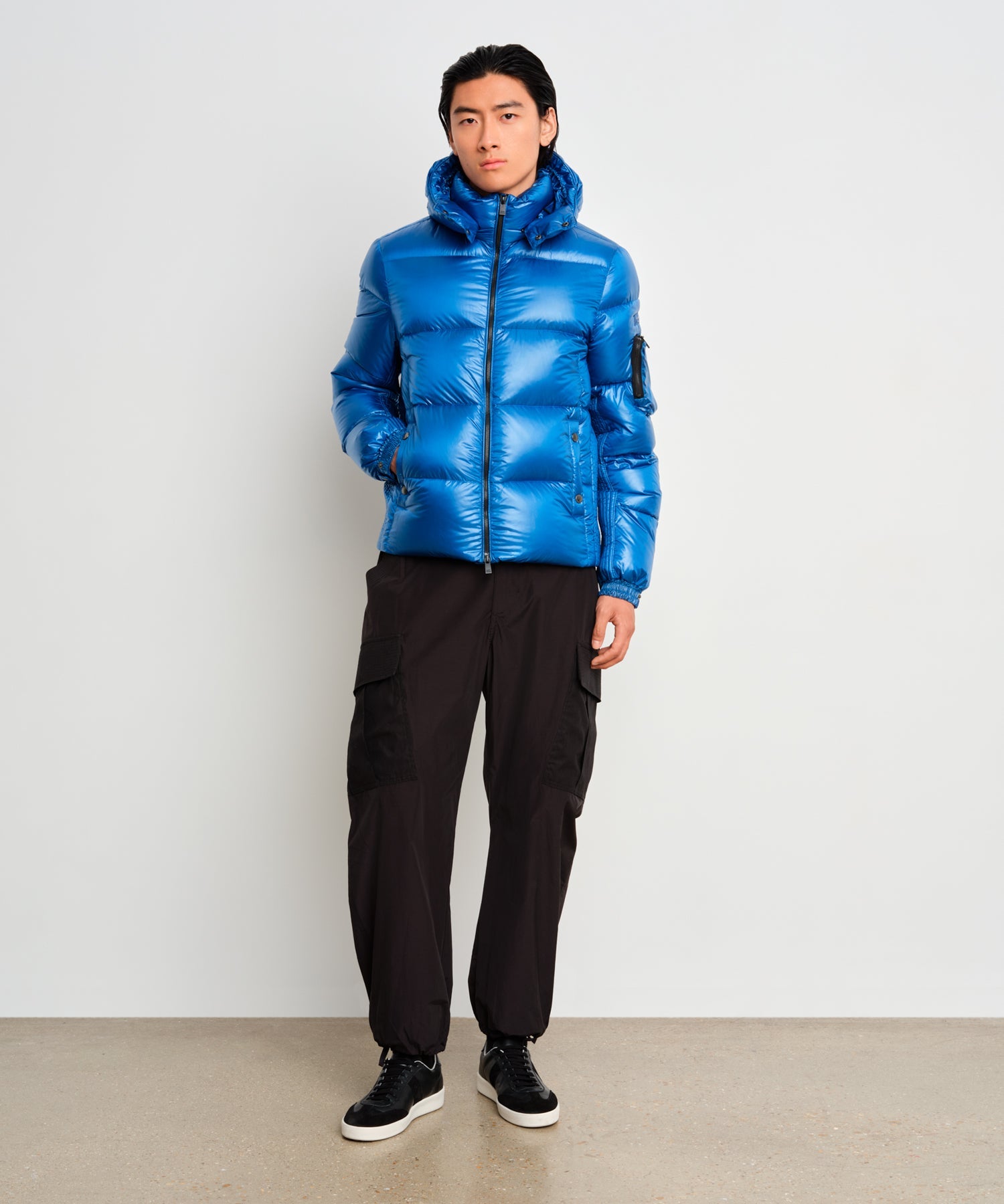 The model is 187 cm tall and is wearing a size 3 in Blue.