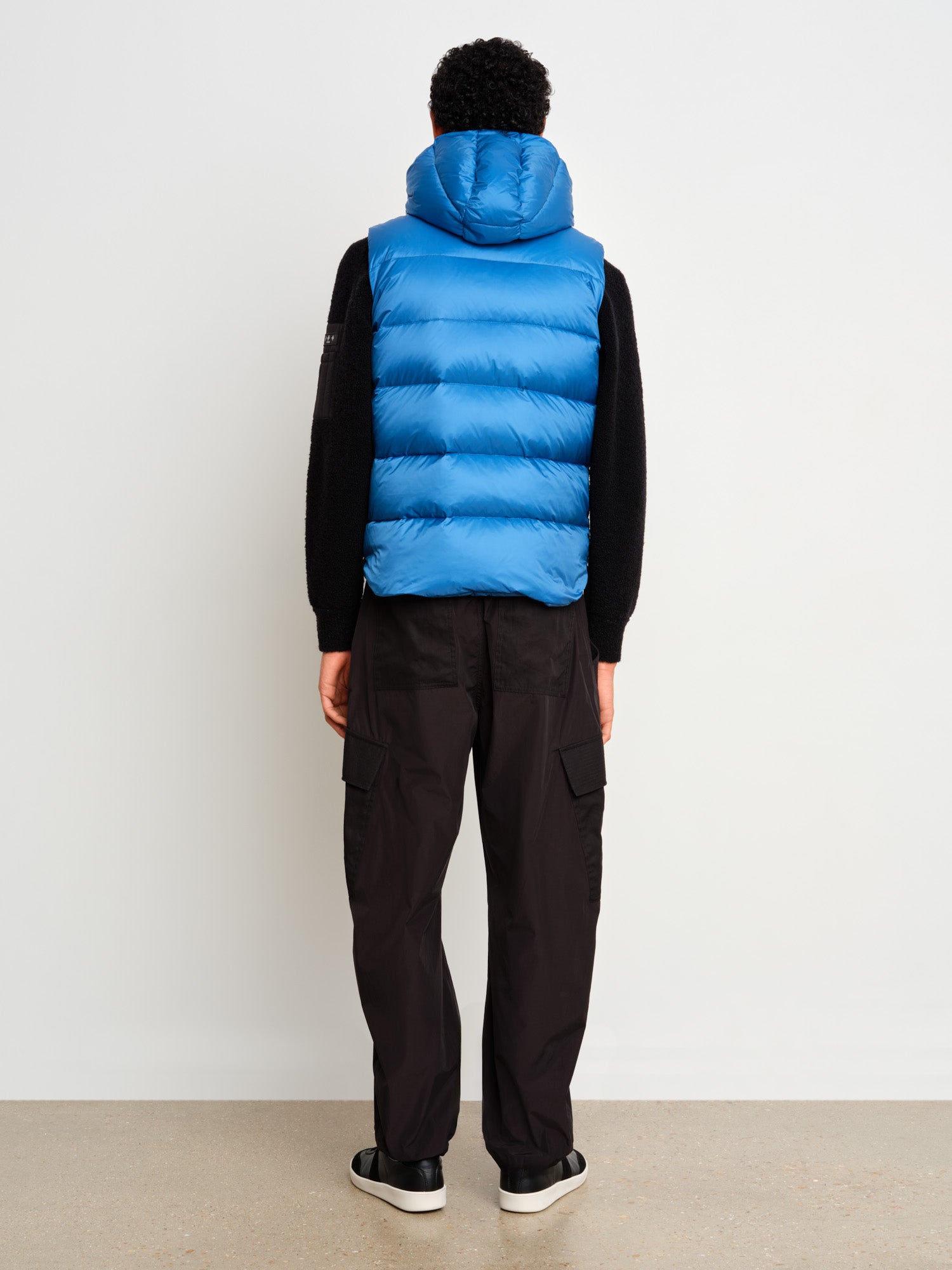 The model is 187 cm tall and is wearing a size 3 in Blue.