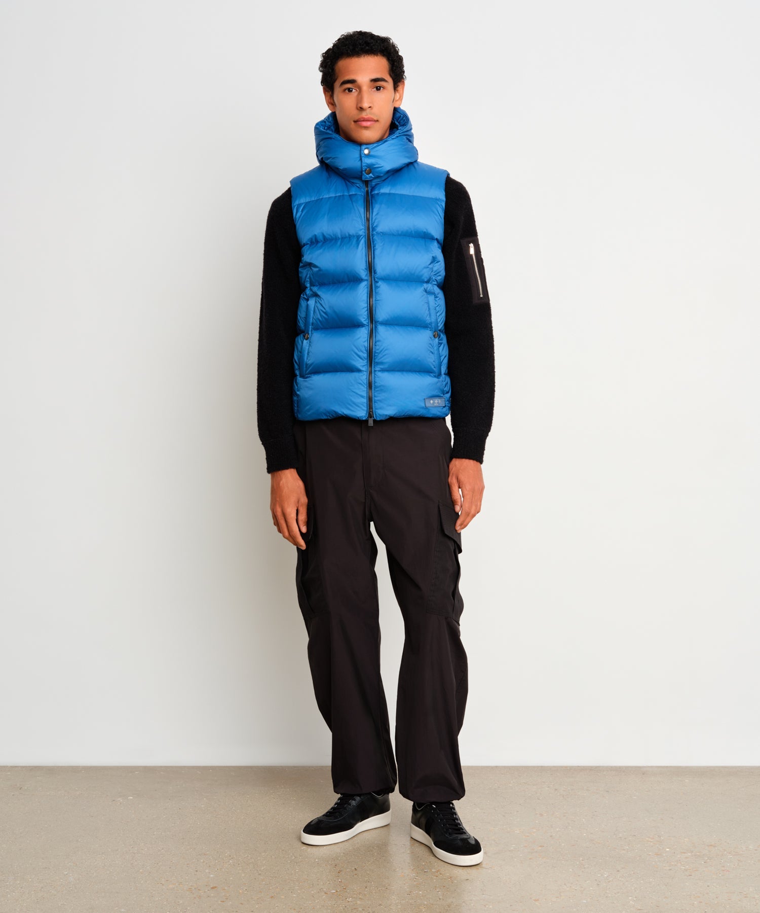 The model is 187 cm tall and is wearing a size 3 in Blue.