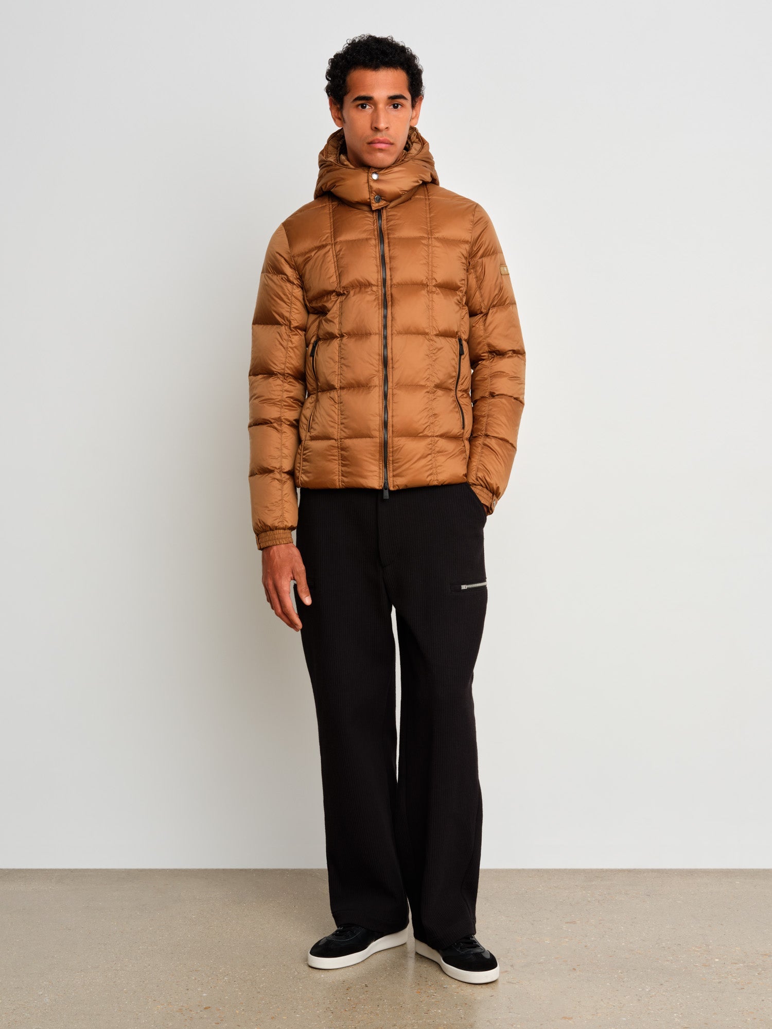 The model is 187 cm tall and is wearing a size 3 in Camel.