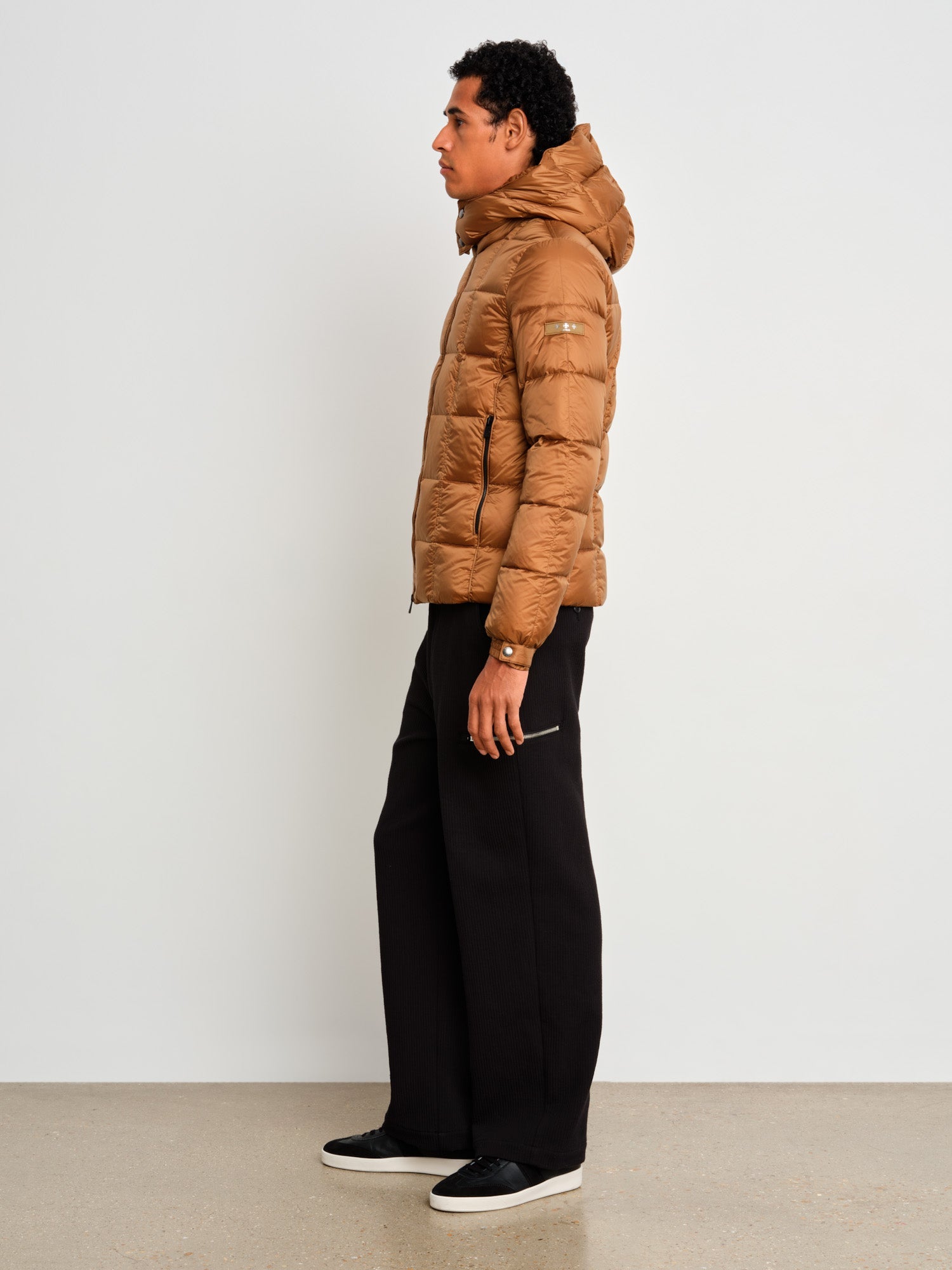 The model is 187 cm tall and is wearing a size 3 in Camel.