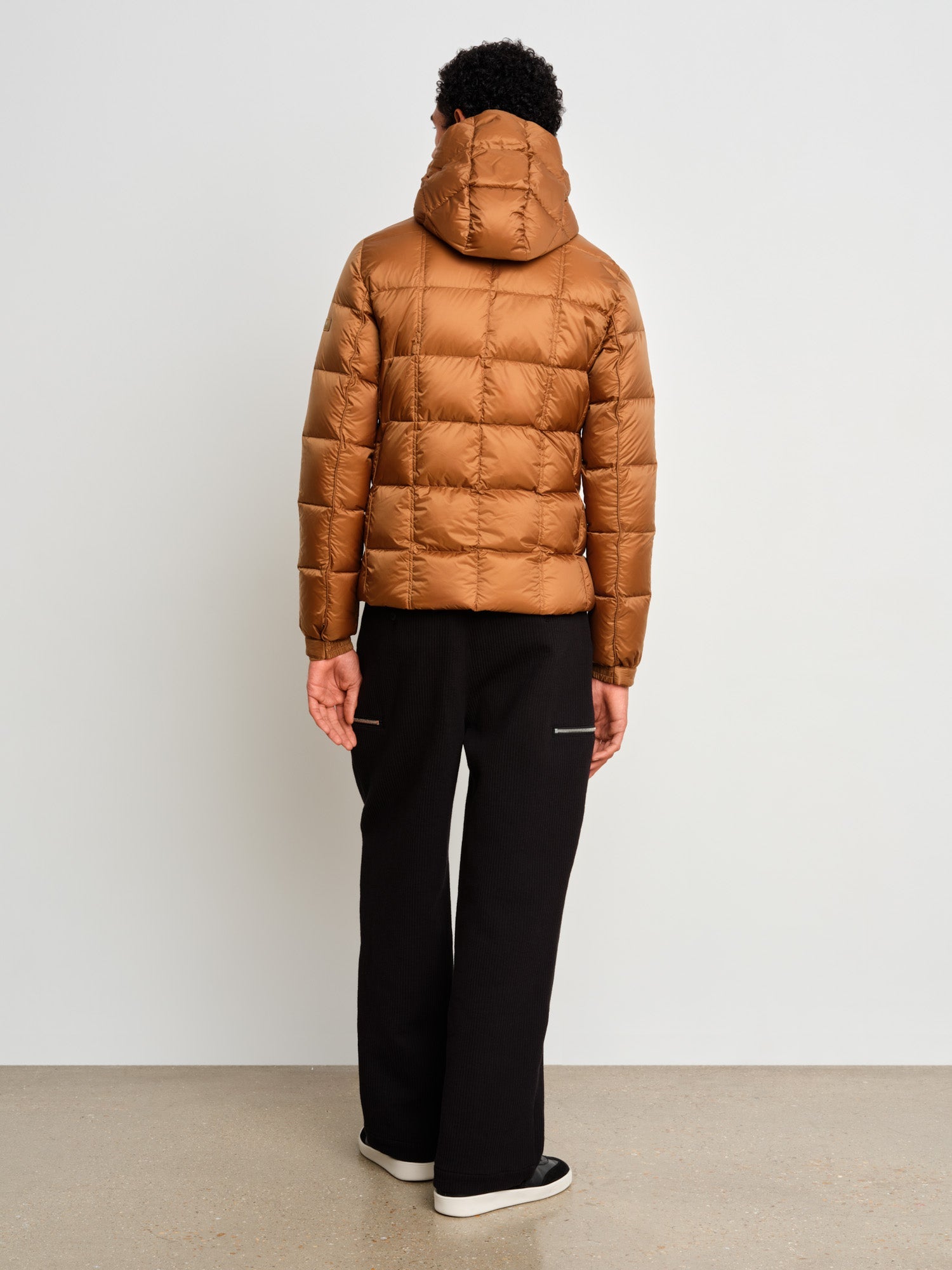 The model is 187 cm tall and is wearing a size 3 in Camel.