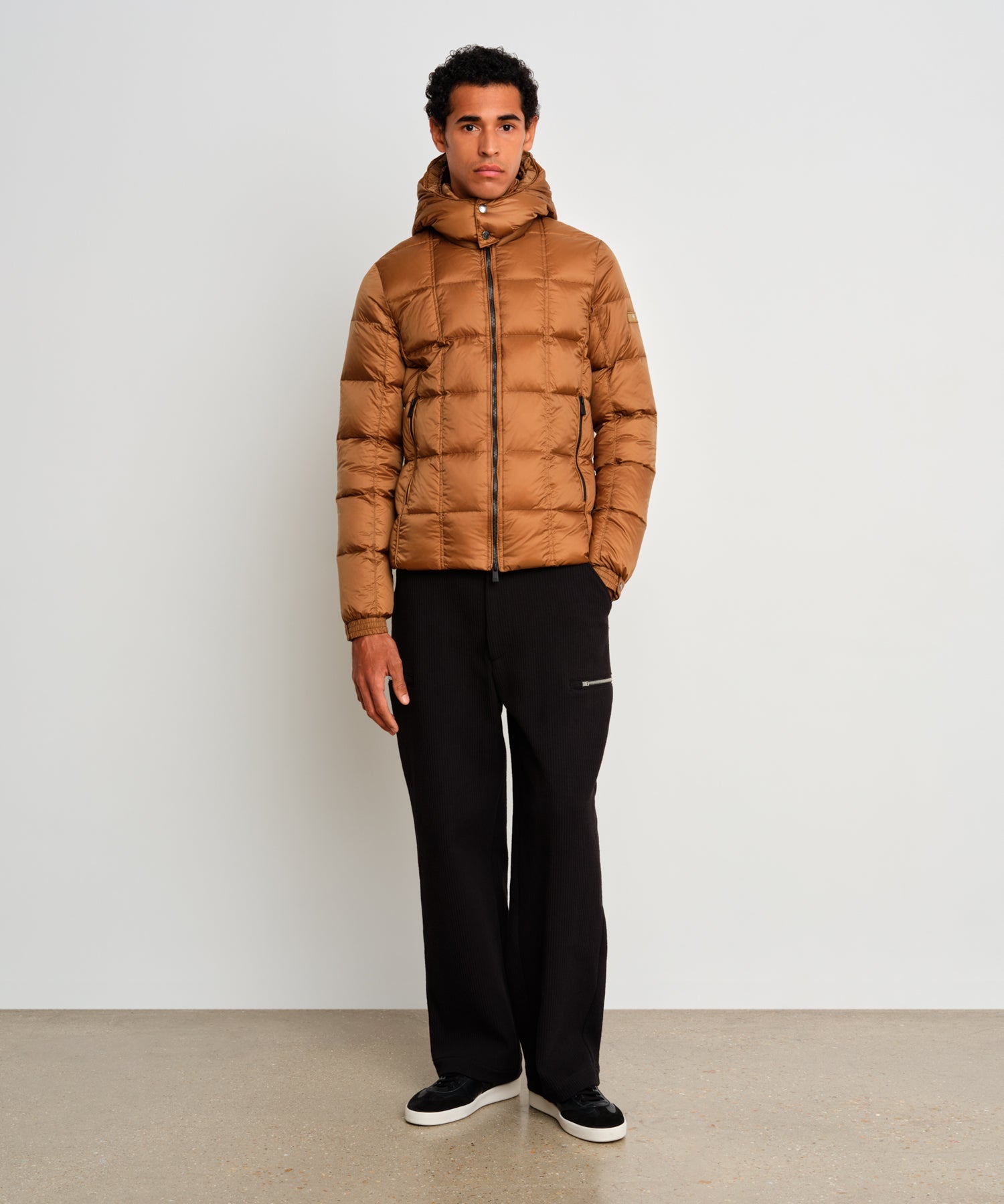 The model is 187 cm tall and is wearing a size 3 in Camel.