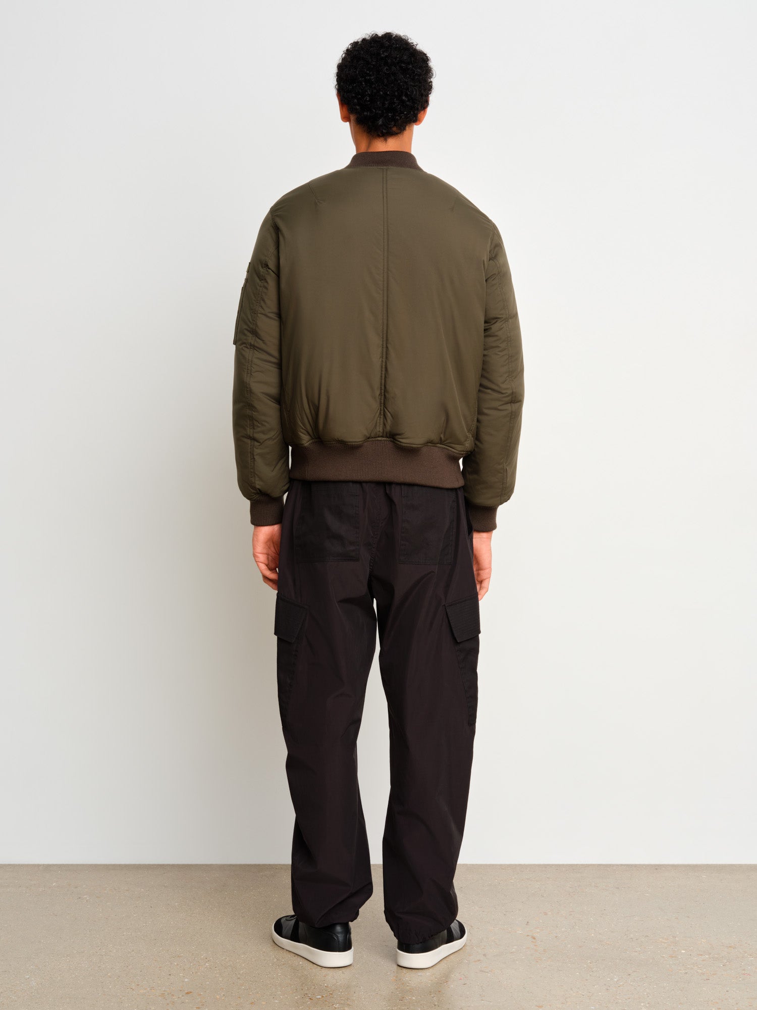 The model is 187 cm tall and is wearing a size 3 in Khaki.