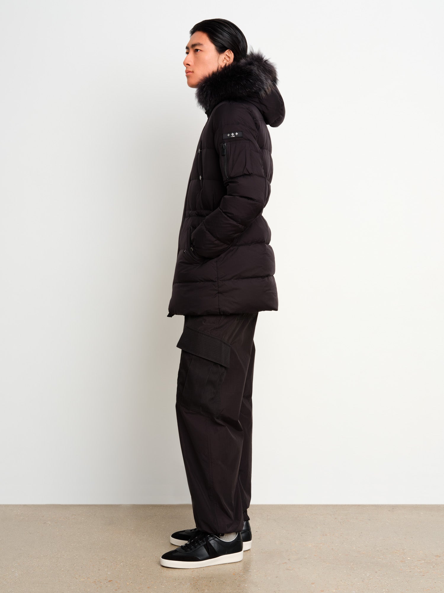 The model is 187 cm tall and is wearing a size 3 in Black.