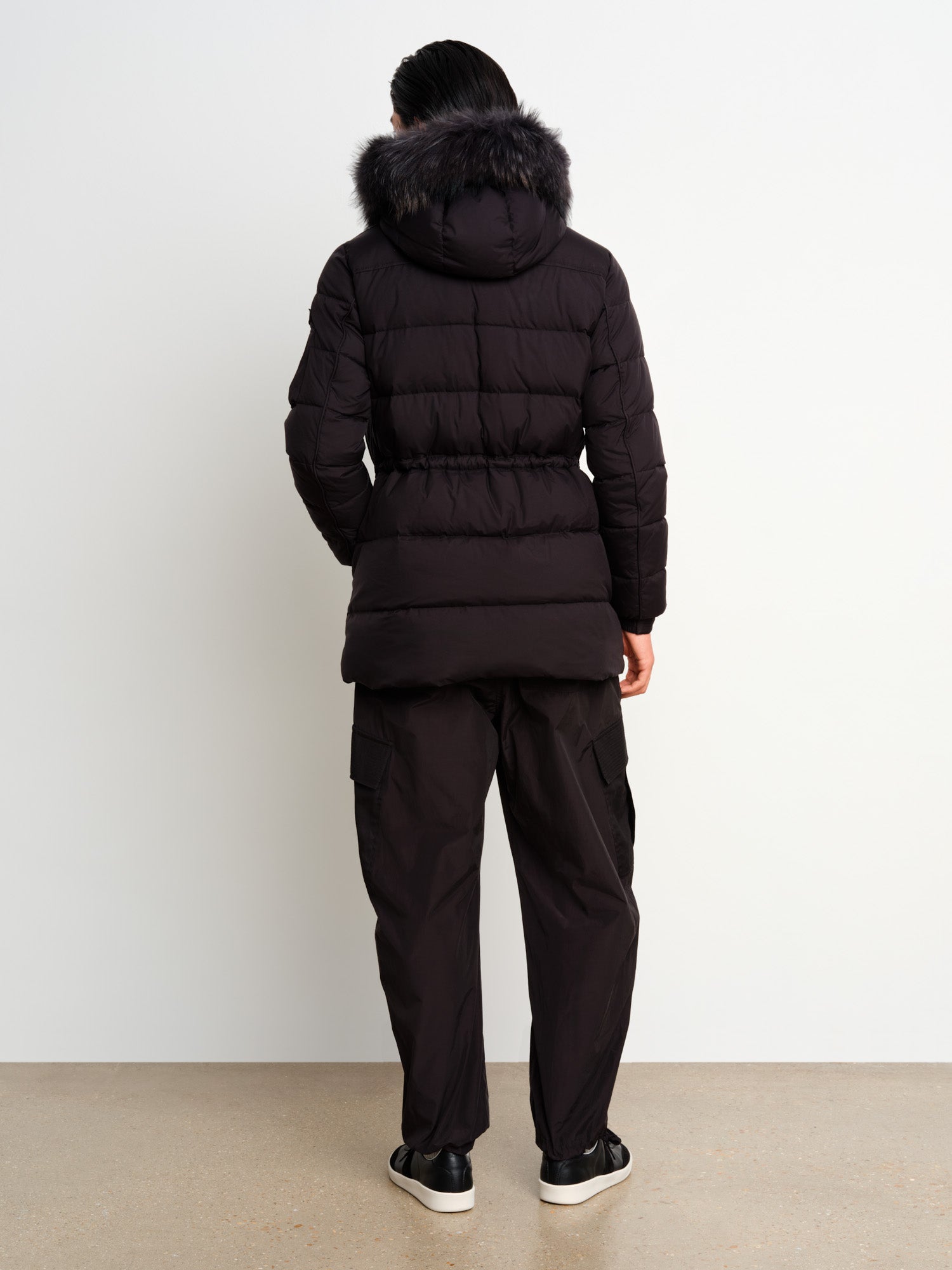 The model is 187 cm tall and is wearing a size 3 in Black.