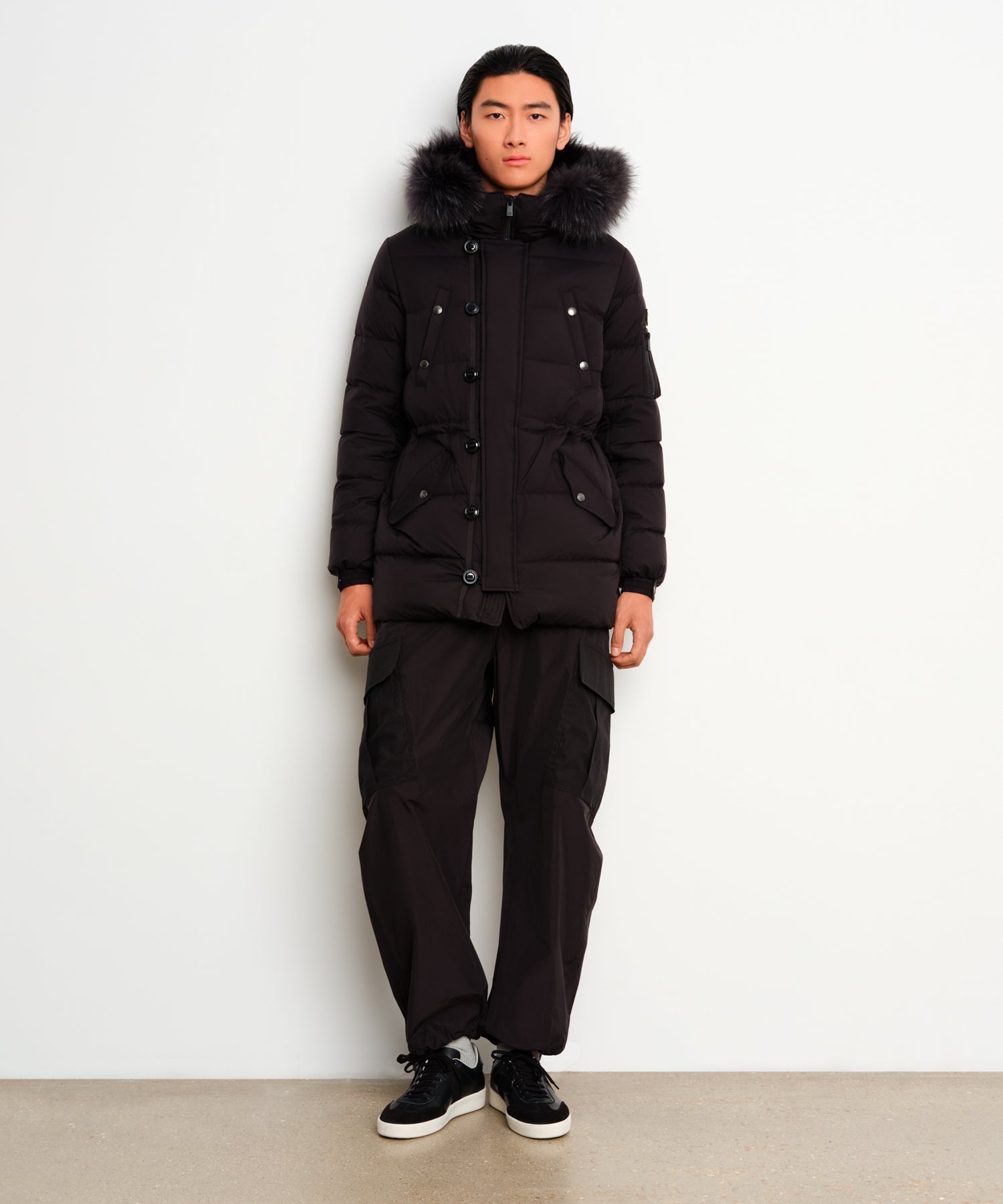 The model is 187 cm tall and is wearing a size 3 in Black.