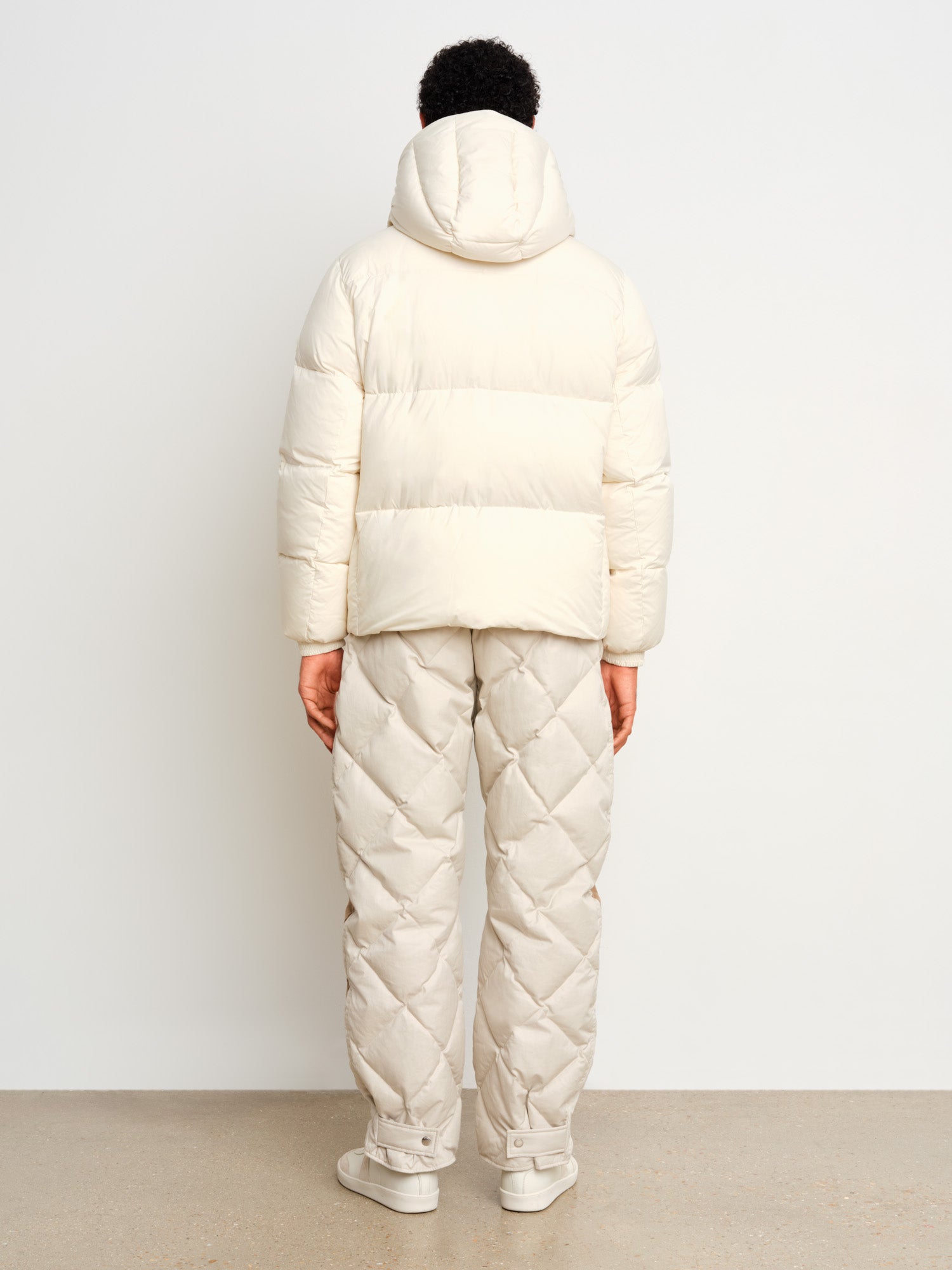 The model is 187 cm tall and is wearing a size 3 in Ivory.