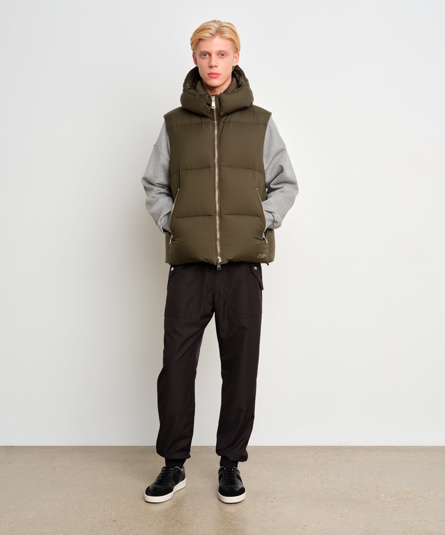 The model is 187 cm tall and is wearing a size 3 in Khaki.