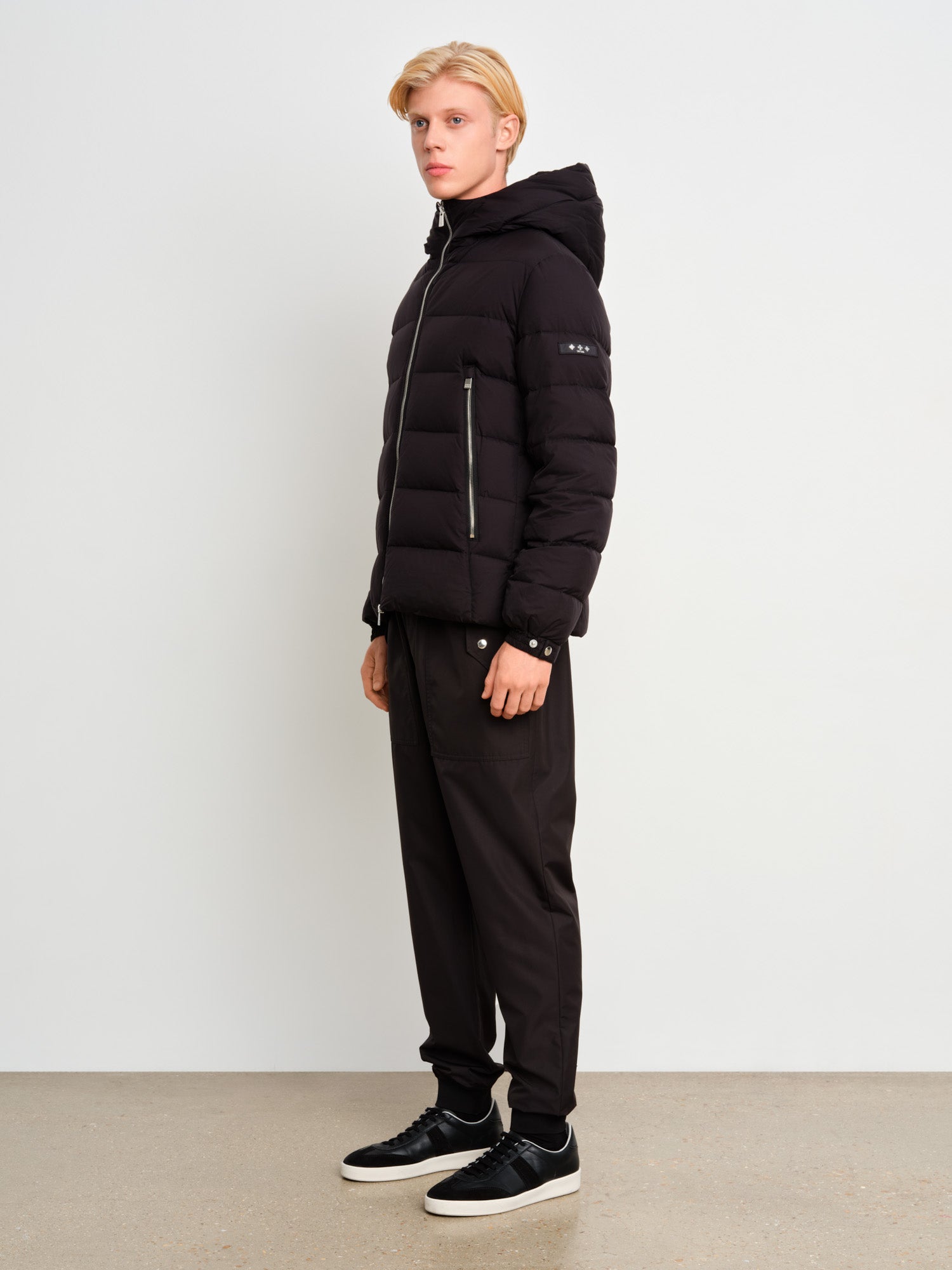 The model is 187 cm tall and is wearing a size 3 in Black.