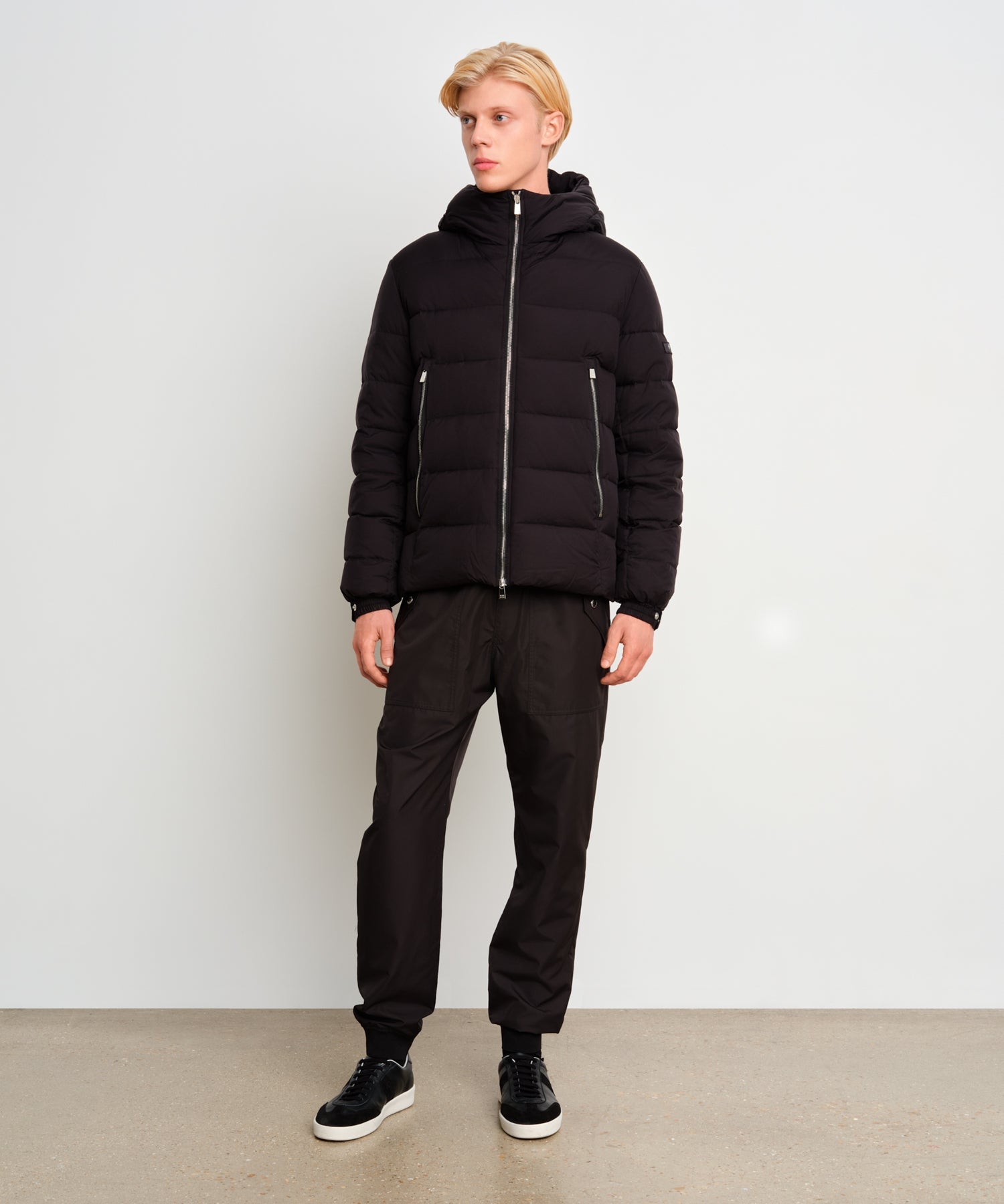 The model is 187 cm tall and is wearing a size 3 in Black.