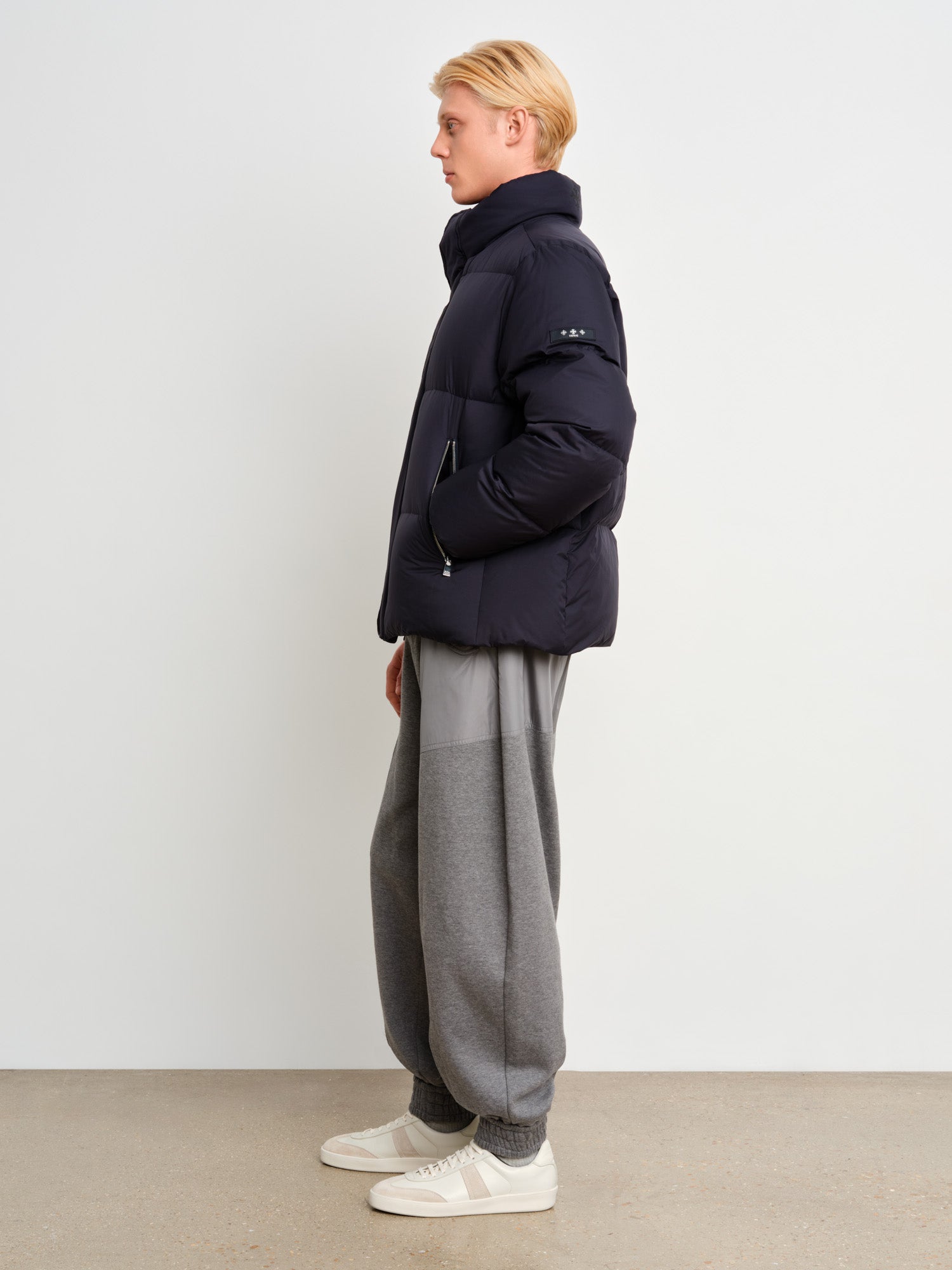 The model is 187 cm tall and is wearing a size 3 in Navy.