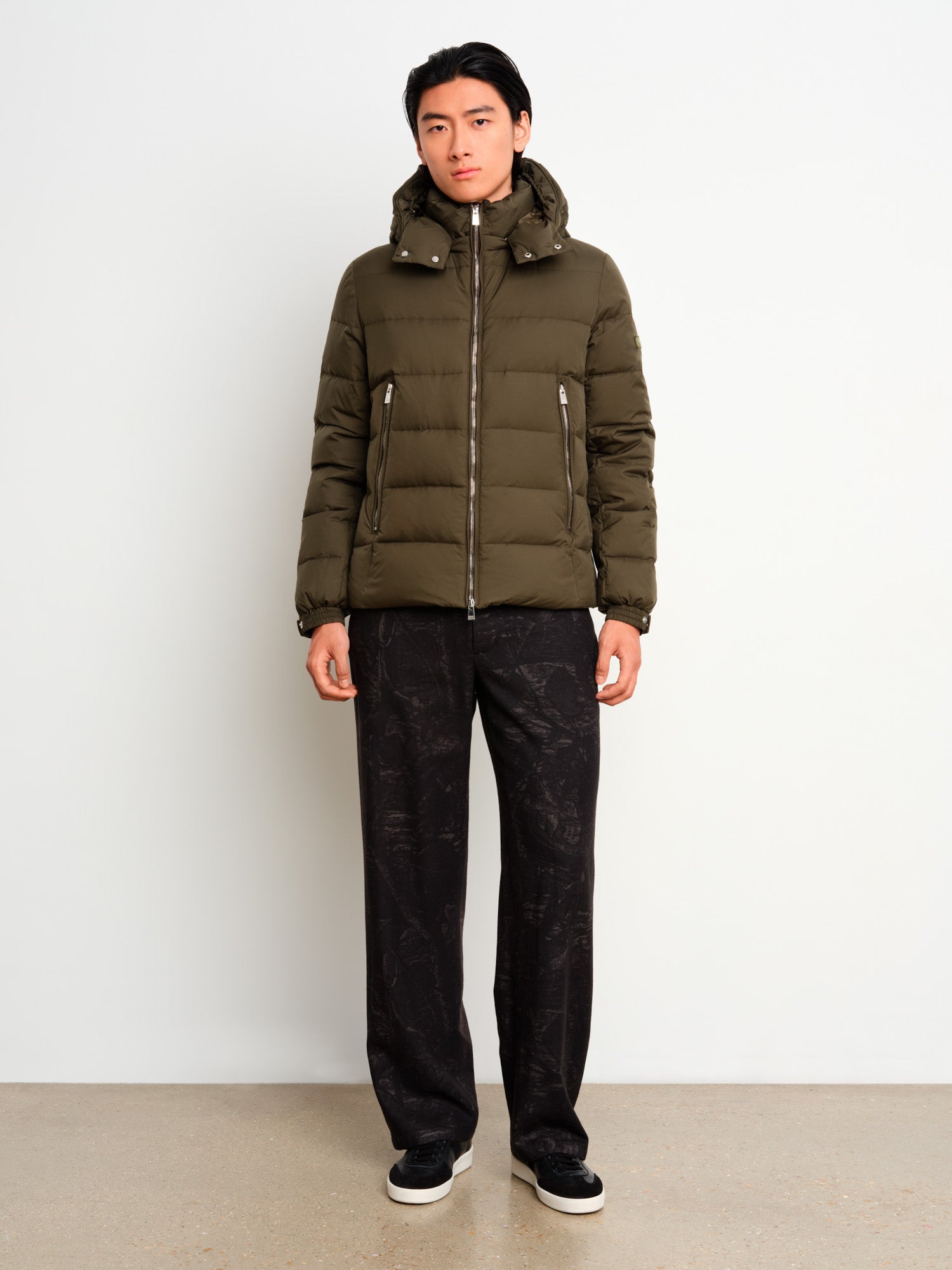 The model is 187 cm tall and is wearing a size 3 in Khaki.