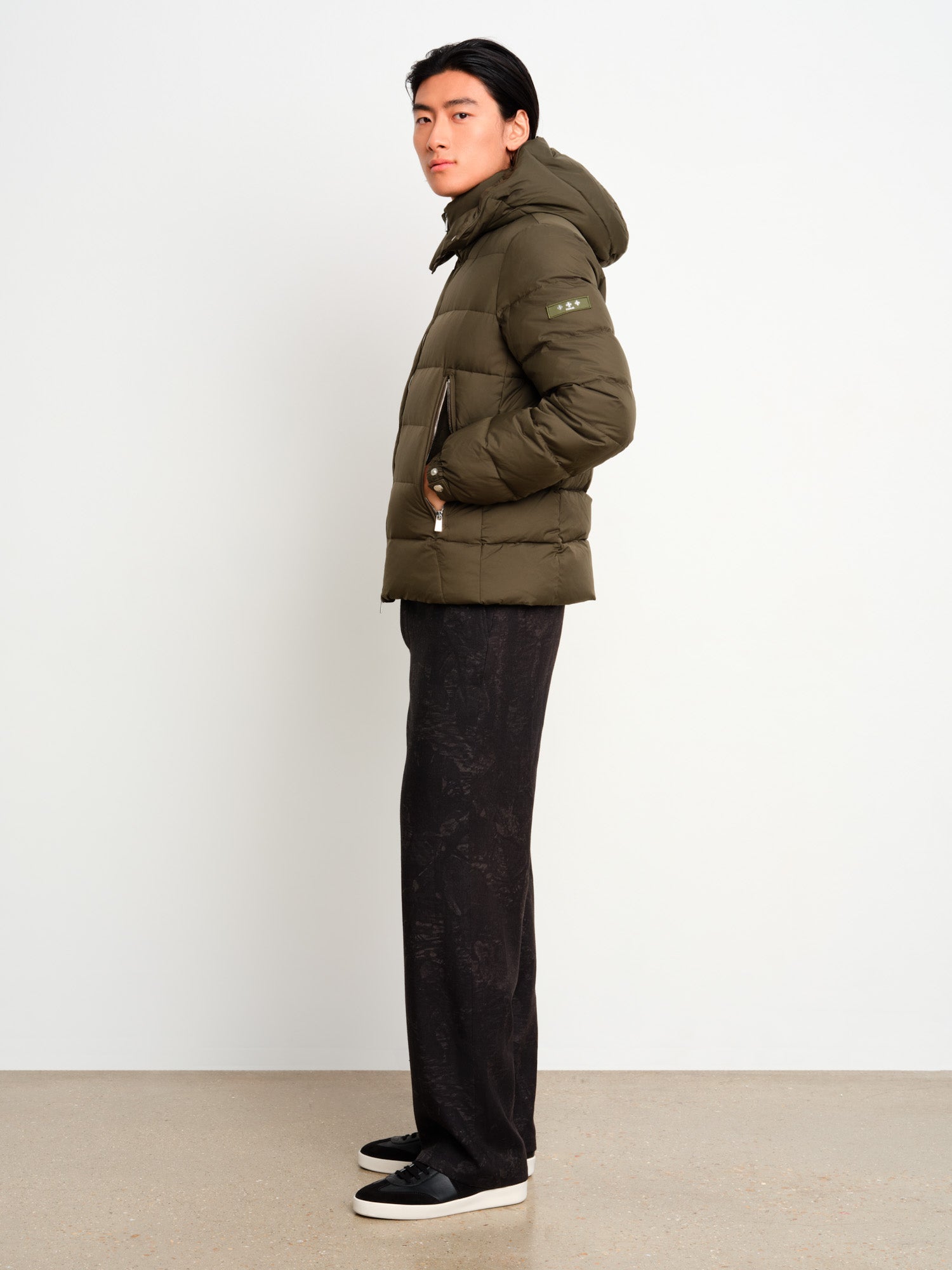 The model is 187 cm tall and is wearing a size 3 in Khaki.