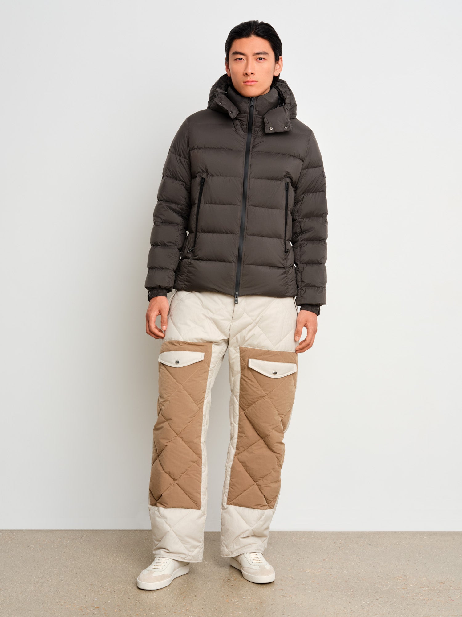 The model is 187 cm tall and is wearing a size 3 in Charcoal Gray.