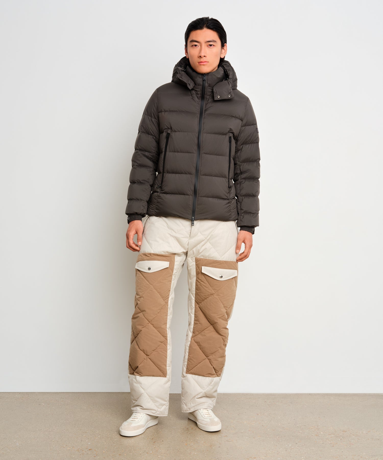 The model is 187 cm tall and is wearing a size 3 in Charcoal Gray.