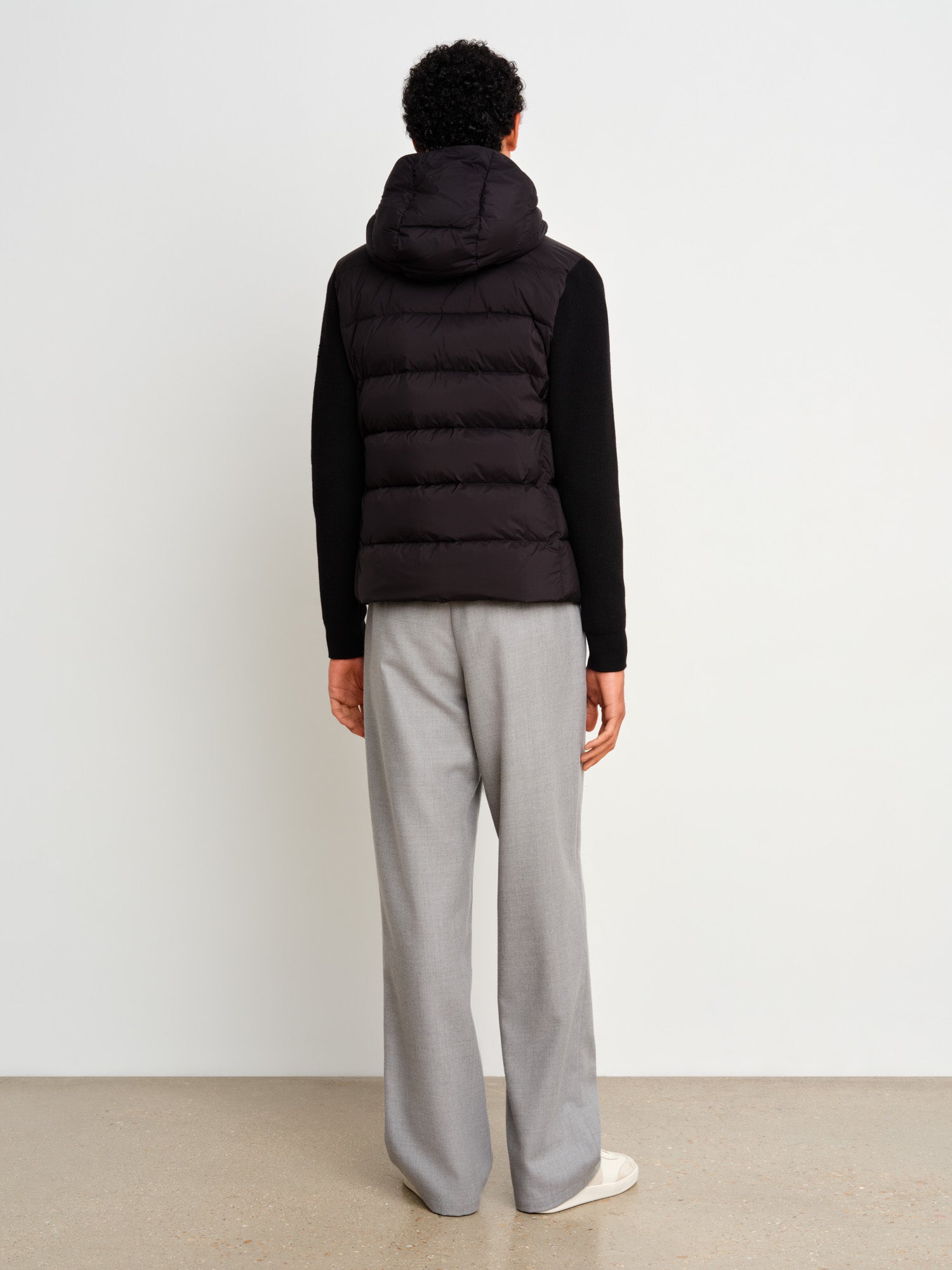 The model is 187 cm tall and is wearing a size 3 in Black.