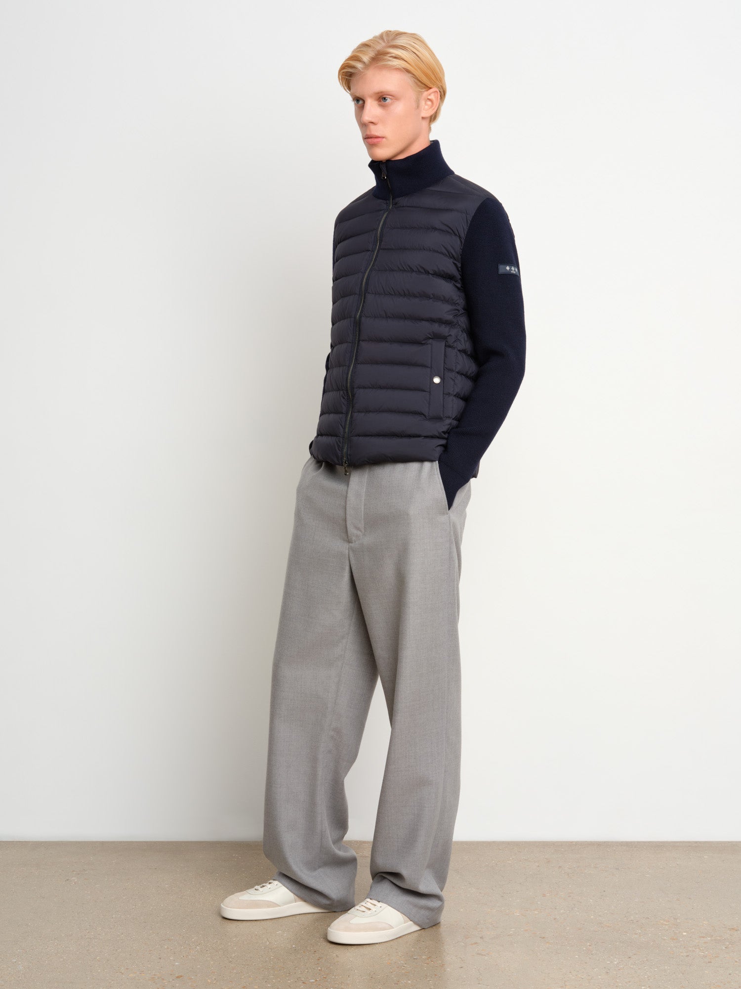 The model is 187 cm tall and is wearing a size 3 in Navy.