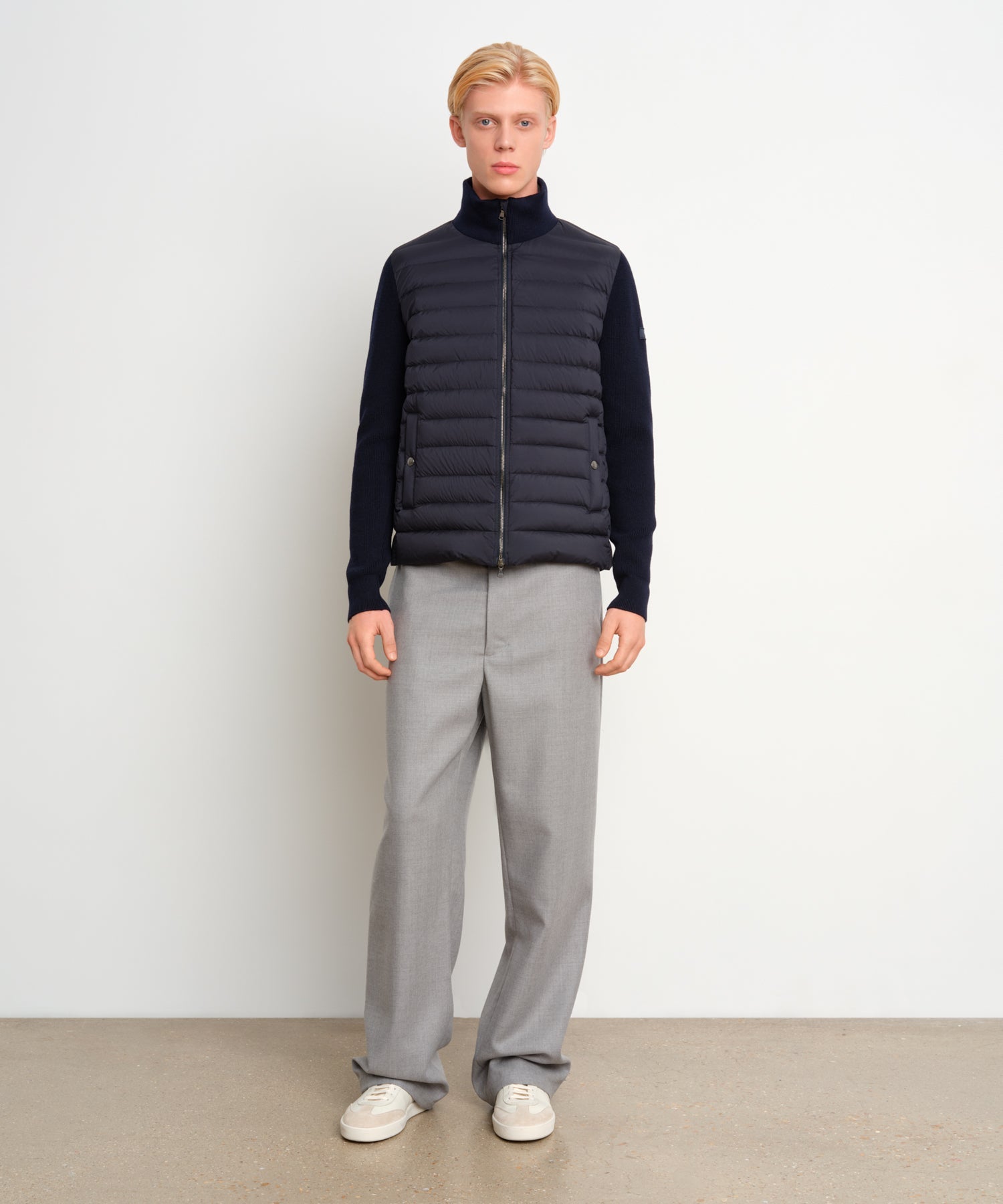 The model is 187 cm tall and is wearing a size 3 in Navy.