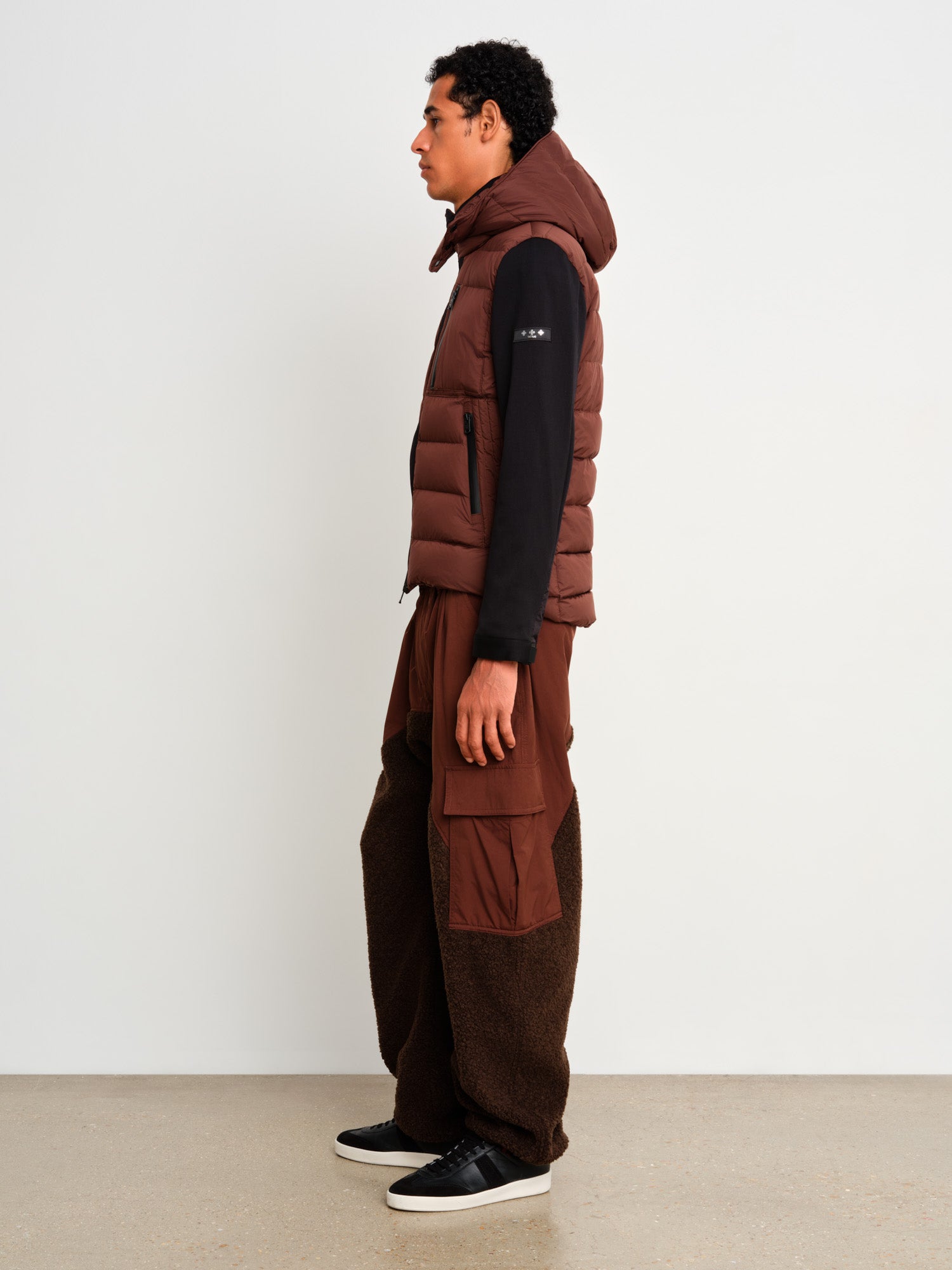 The model is 187 cm tall and is wearing a size 3 in Brown.