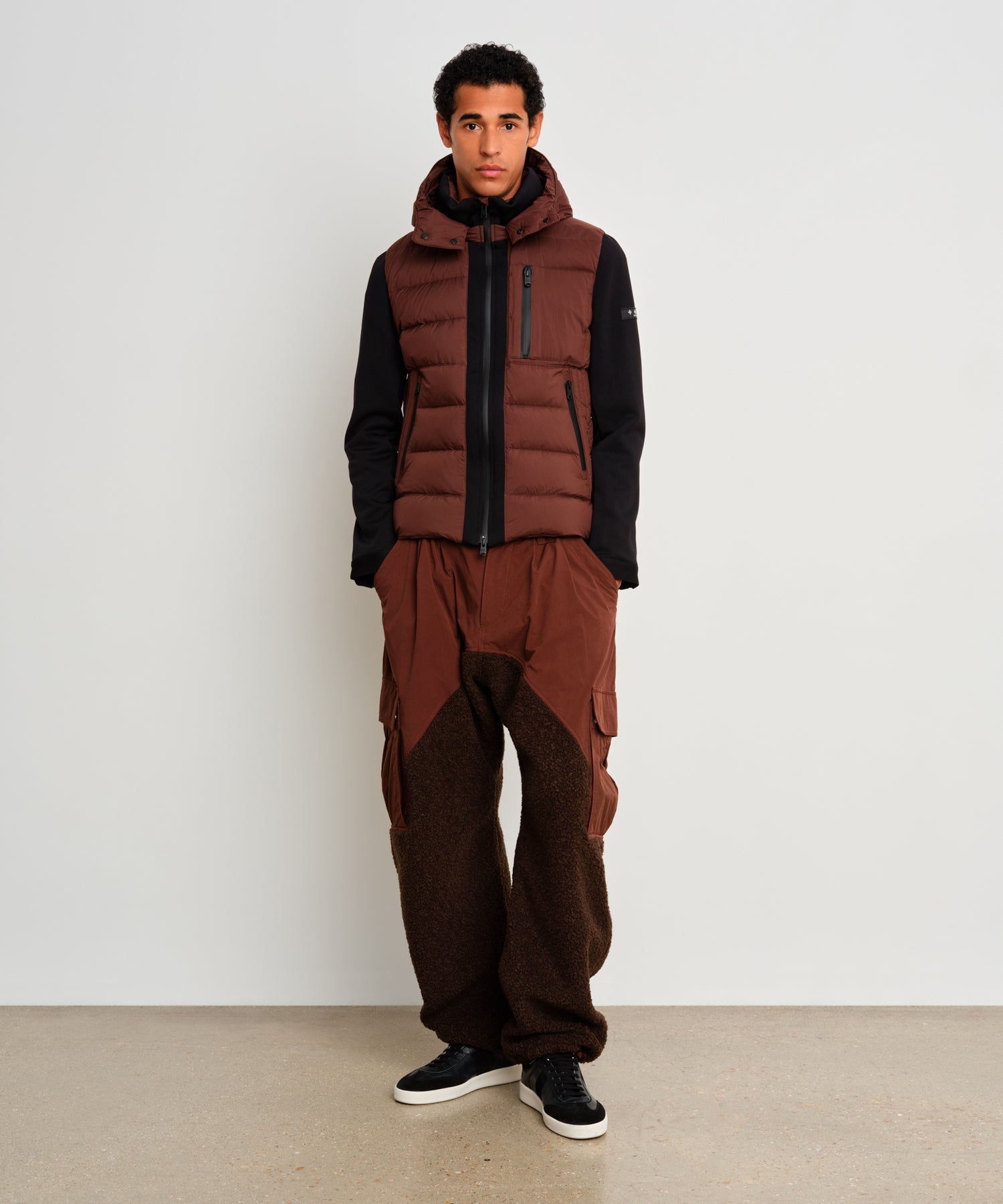 The model is 187 cm tall and is wearing a size 3 in Brown.