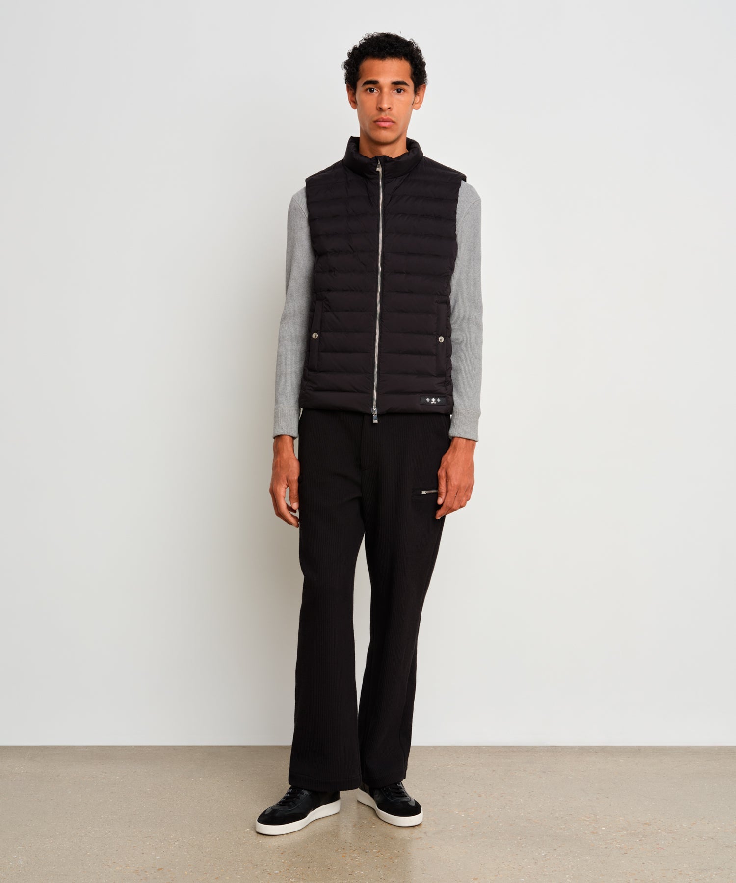 The model is 187 cm tall and is wearing a size 3 in Black.