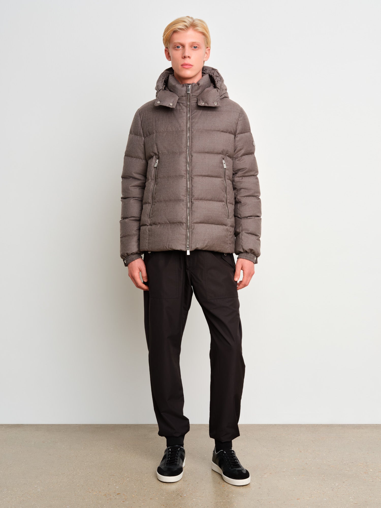 The model is 187 cm tall and is wearing a size 3 in Mocha.