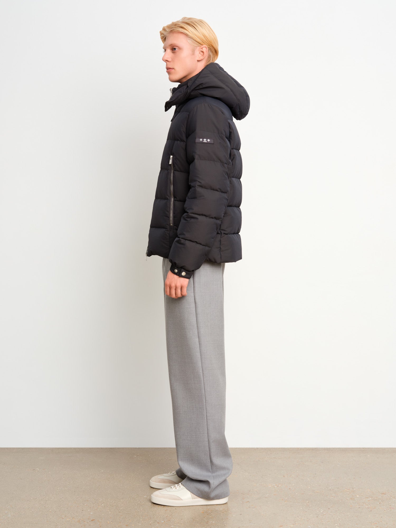 The model is 187 cm tall and is wearing a size 3 in Charcoal Gray.