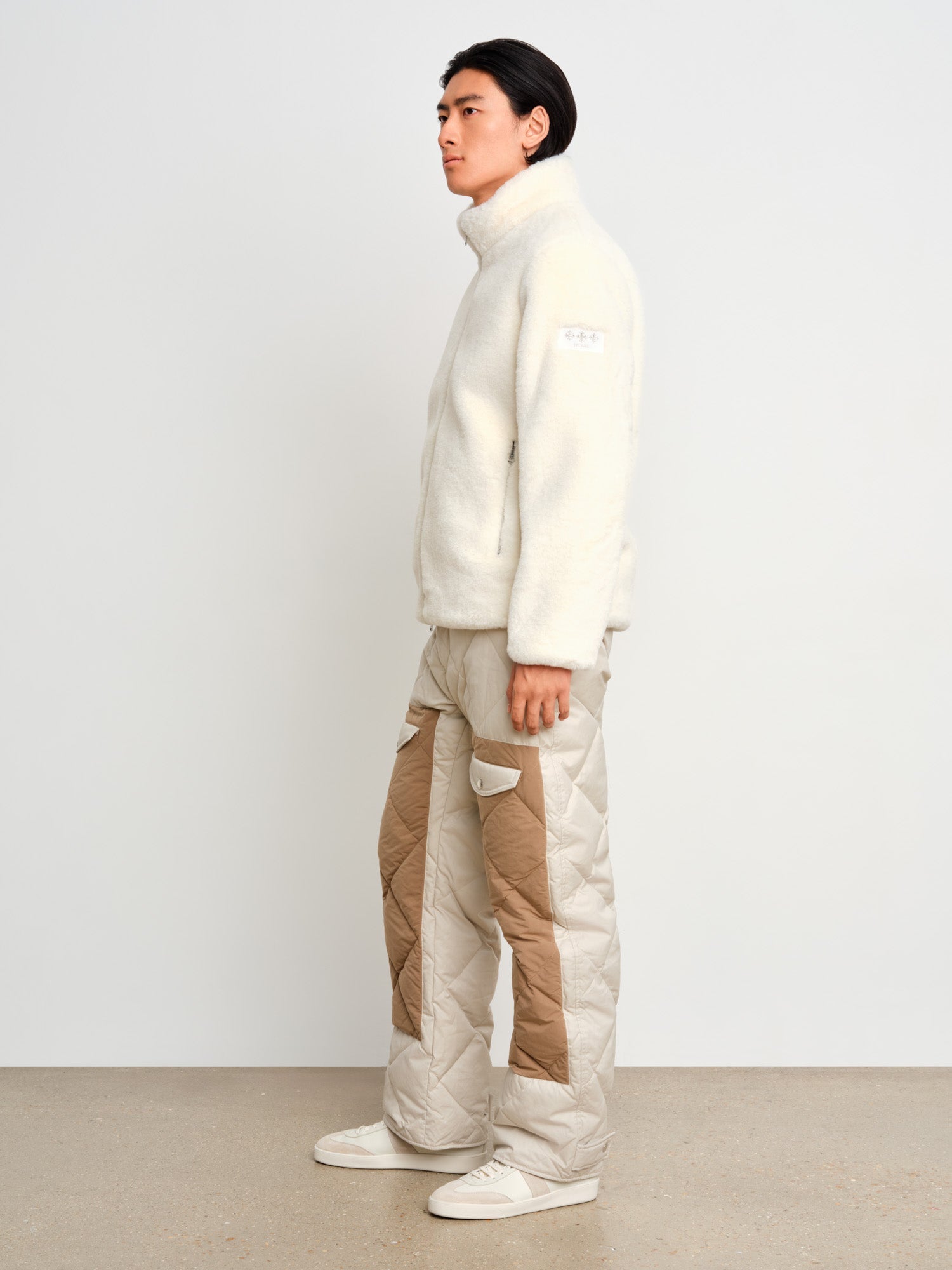 The model is 187 cm tall and is wearing a size 3 in White.