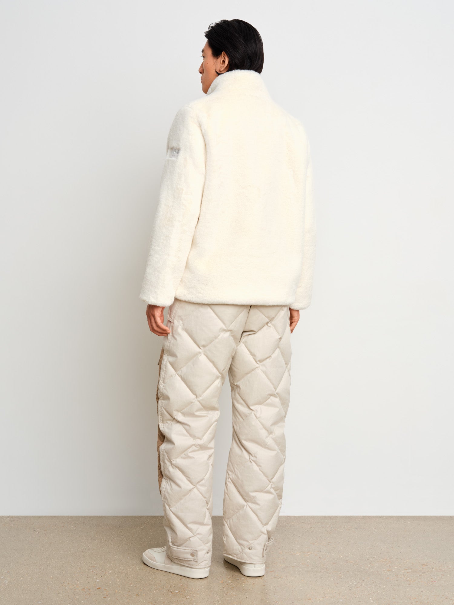 The model is 187 cm tall and is wearing a size 3 in White.