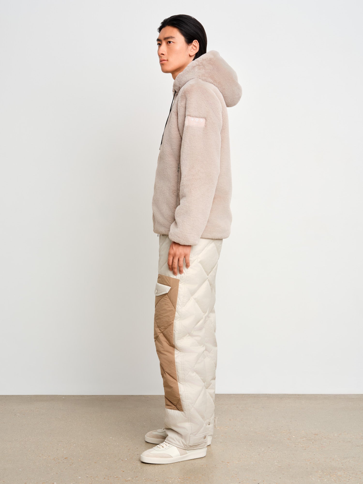 The model is 187 cm tall and is wearing a size 3 in Light Gray.