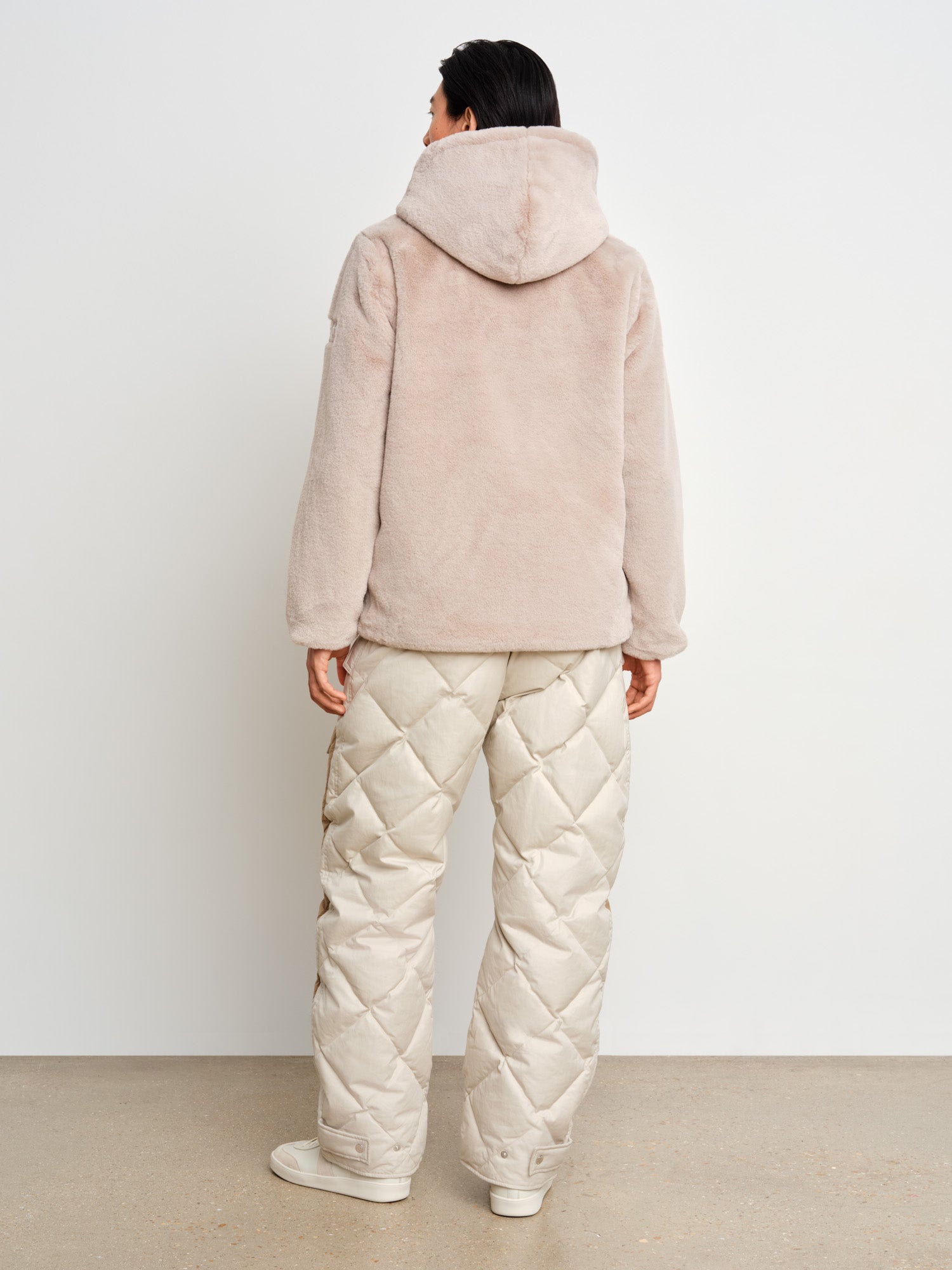 The model is 187 cm tall and is wearing a size 3 in Light Gray.