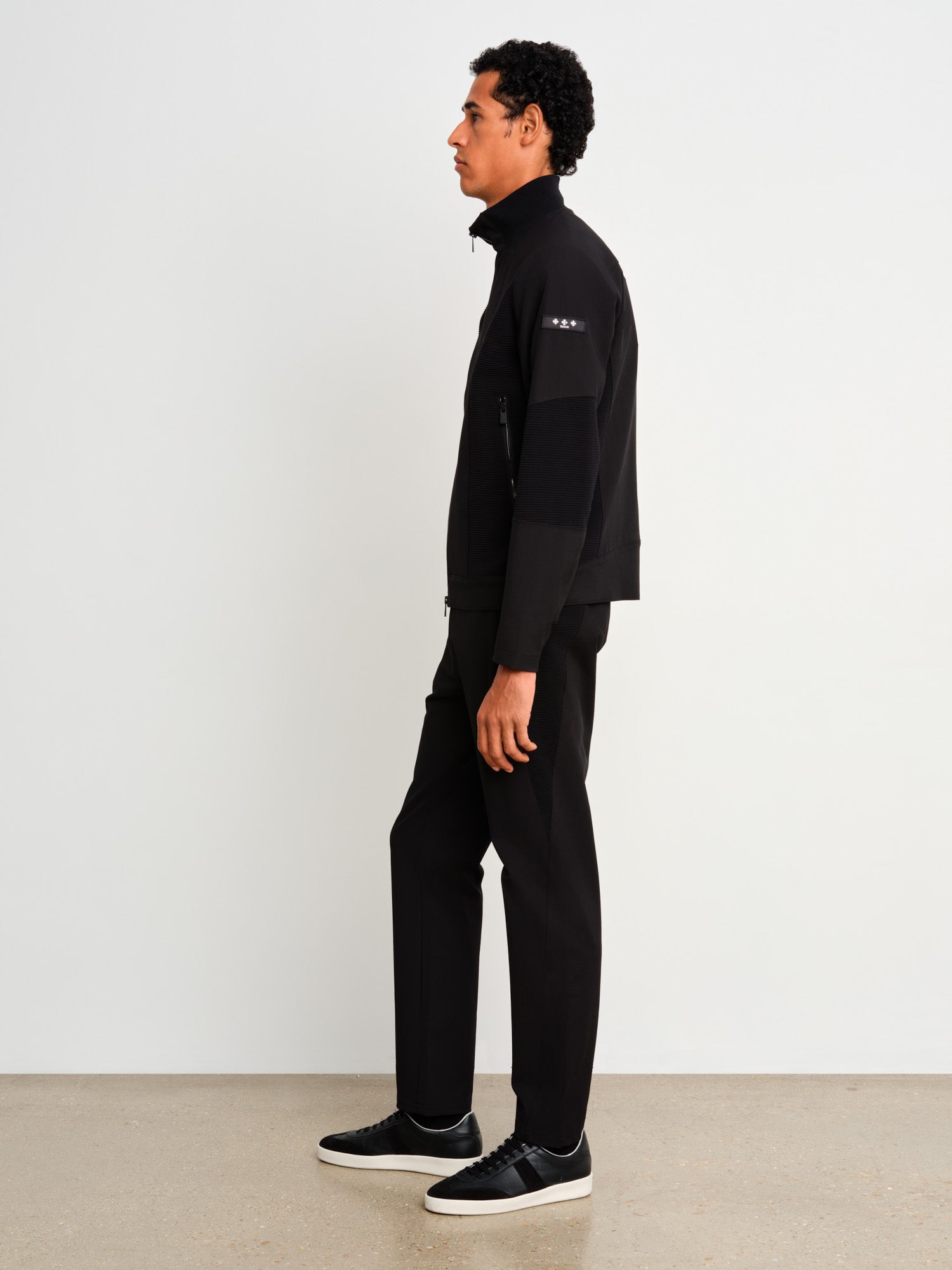 The model is 187 cm tall and is wearing a size 3 in Black.