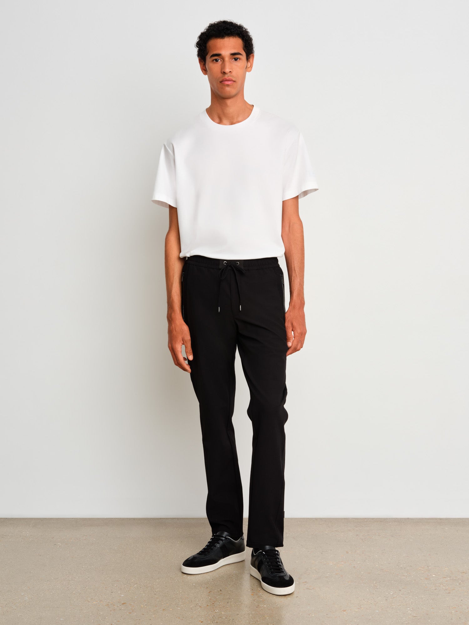 The model is 187 cm tall and is wearing a size 3 in Black.