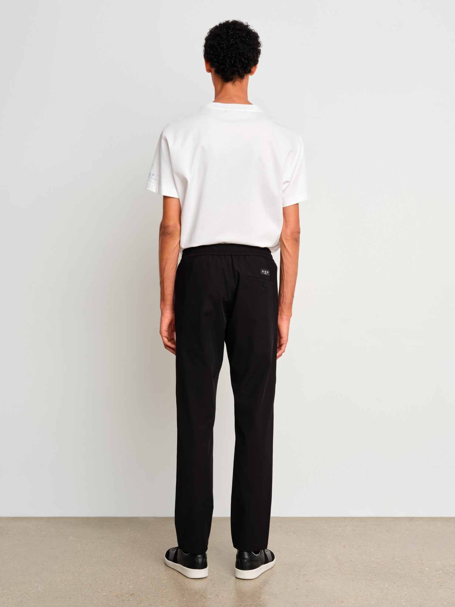 The model is 187 cm tall and is wearing a size 3 in Black.