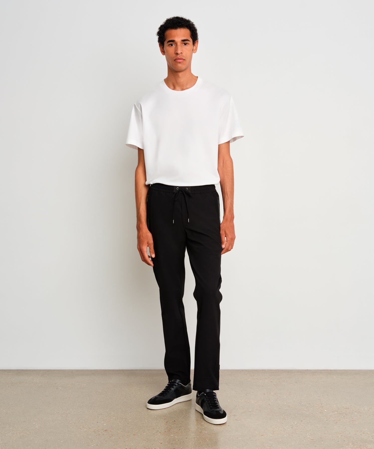 The model is 187 cm tall and is wearing a size 3 in Black.