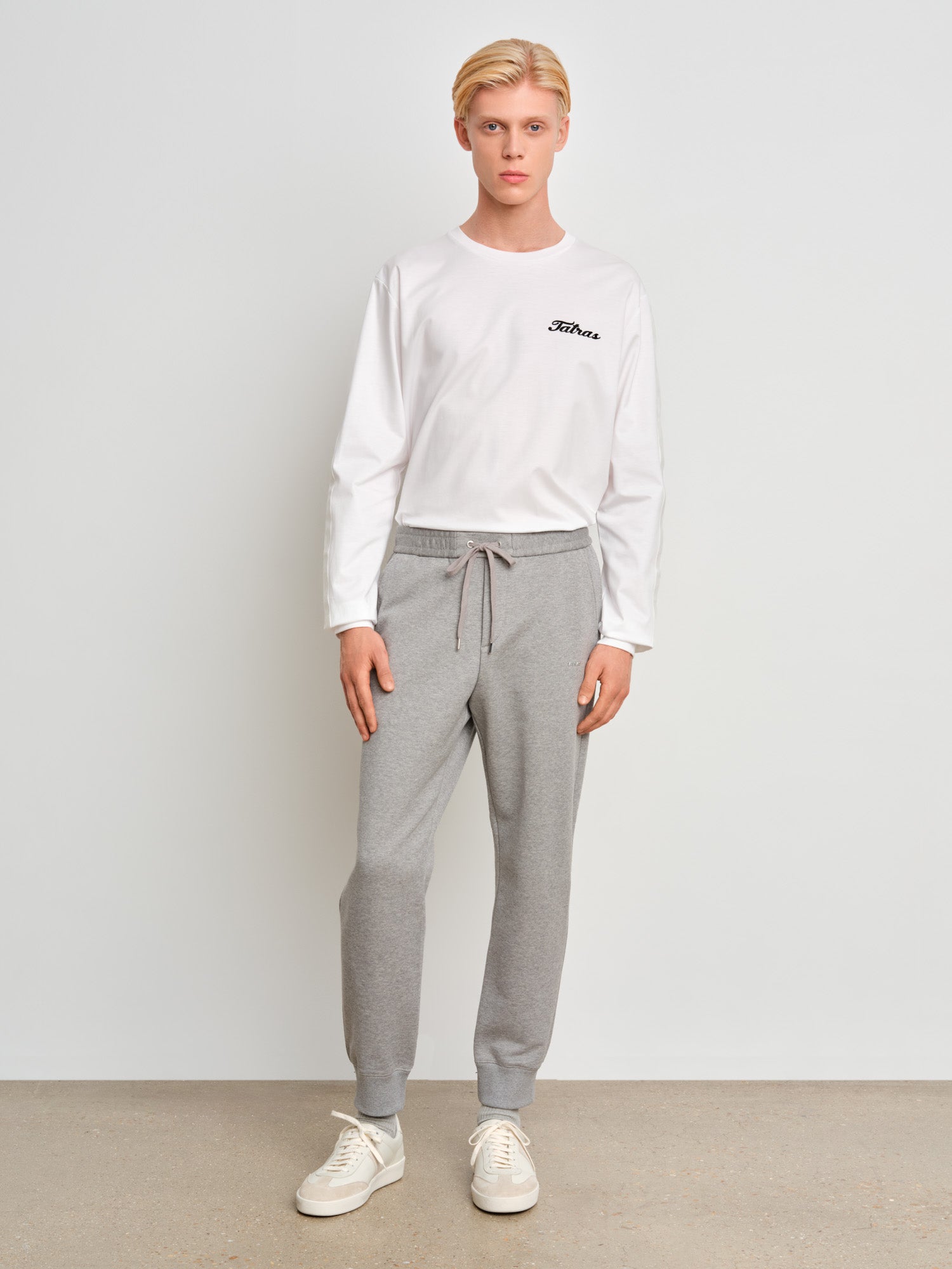 The model is 187 cm tall and is wearing a size 3 in Gray.