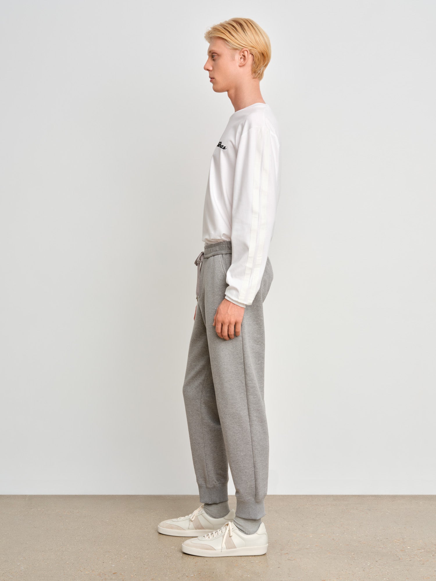 The model is 187 cm tall and is wearing a size 3 in Gray.