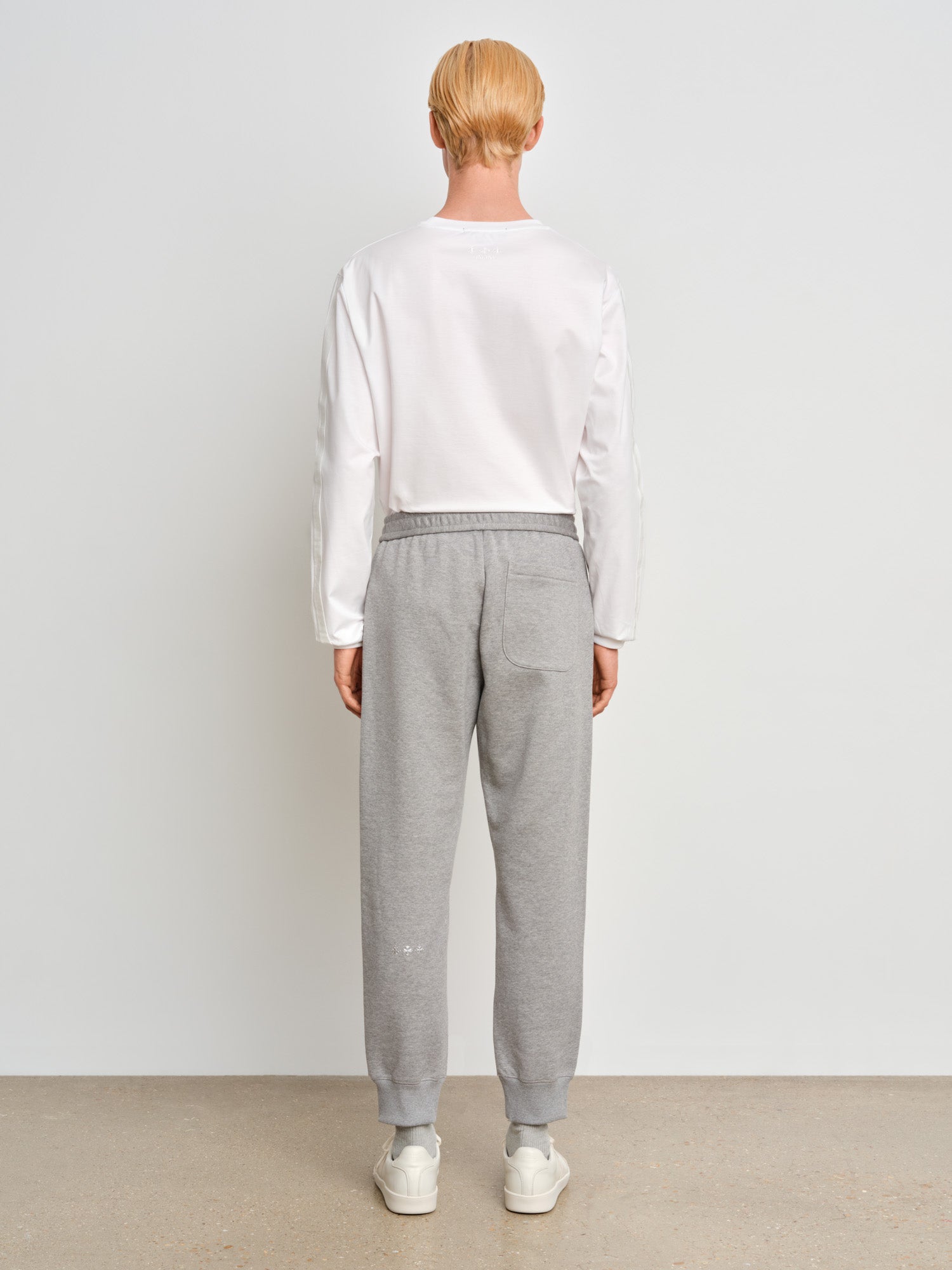 The model is 187 cm tall and is wearing a size 3 in Gray.