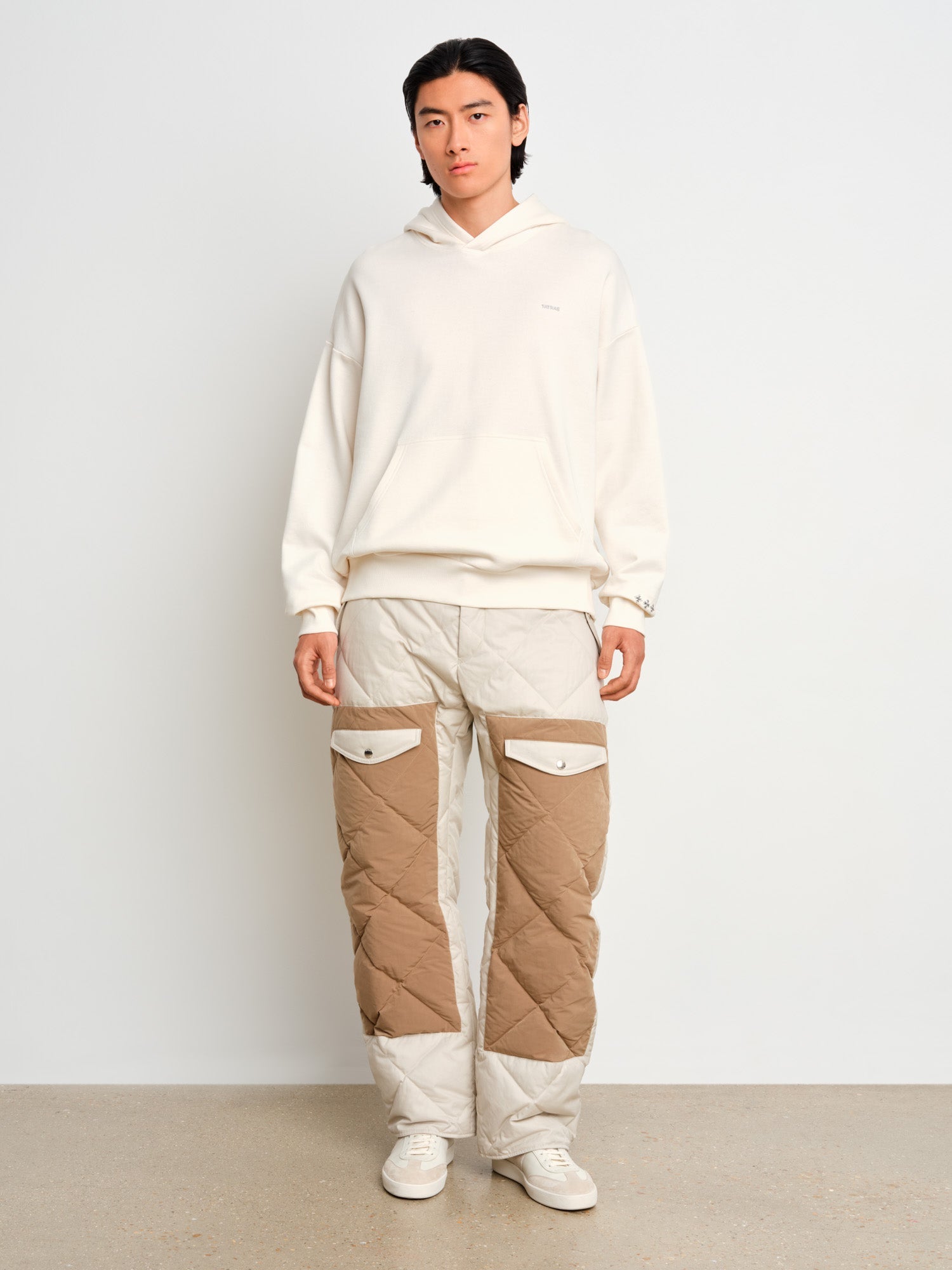 The model is 187 cm tall and is wearing a size 3 in White.