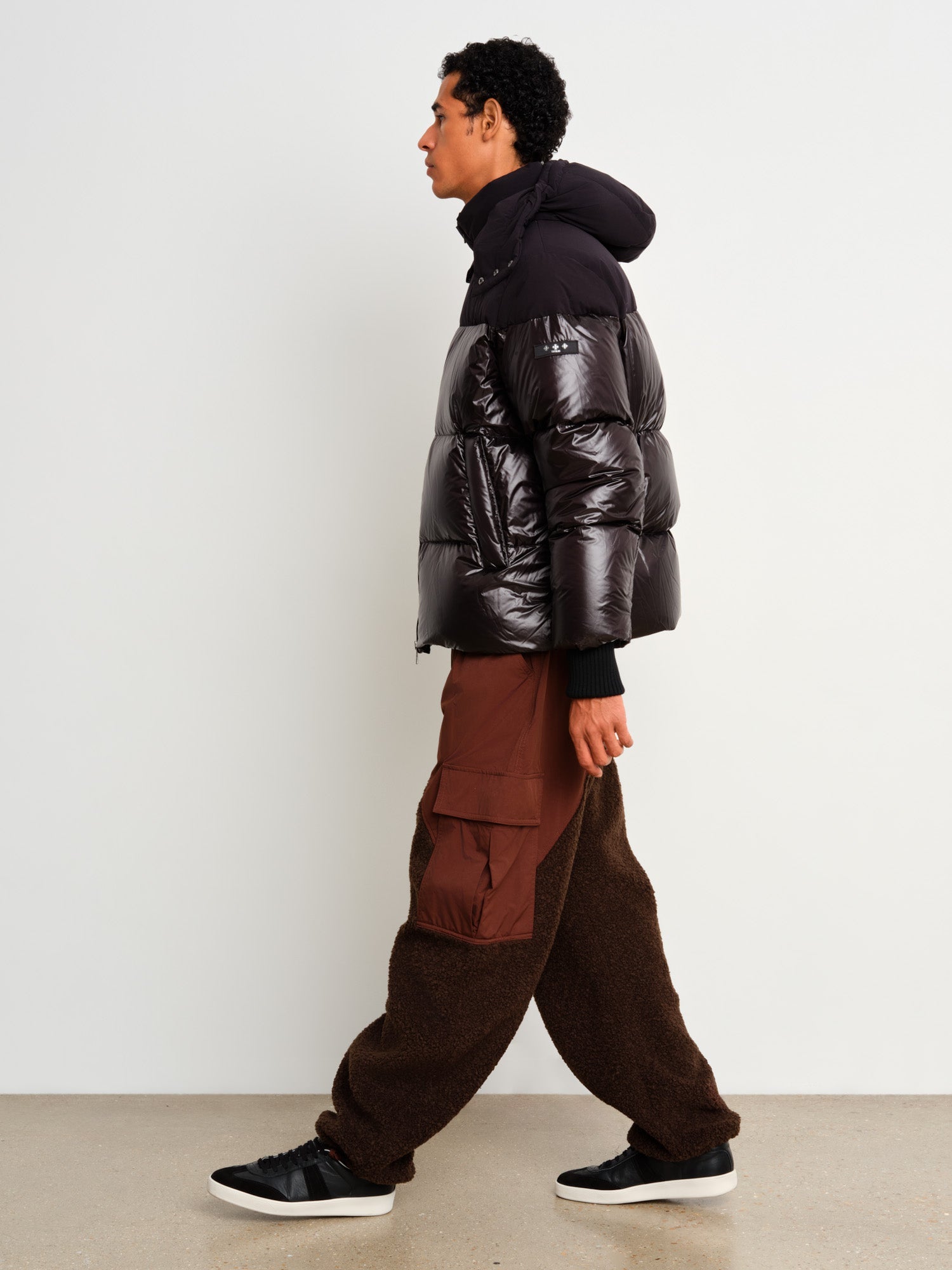 The model is 187 cm tall and is wearing a size 3 in Black.